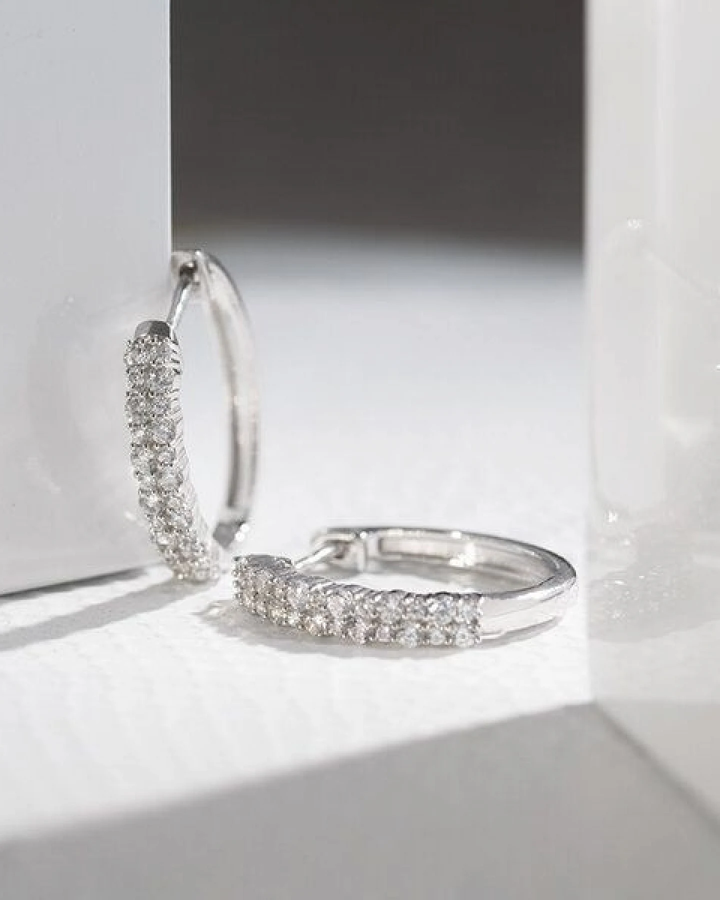 Eppi Runde Ohrringe mit Lab Grown Diamanten Nicholls – Ansicht 2