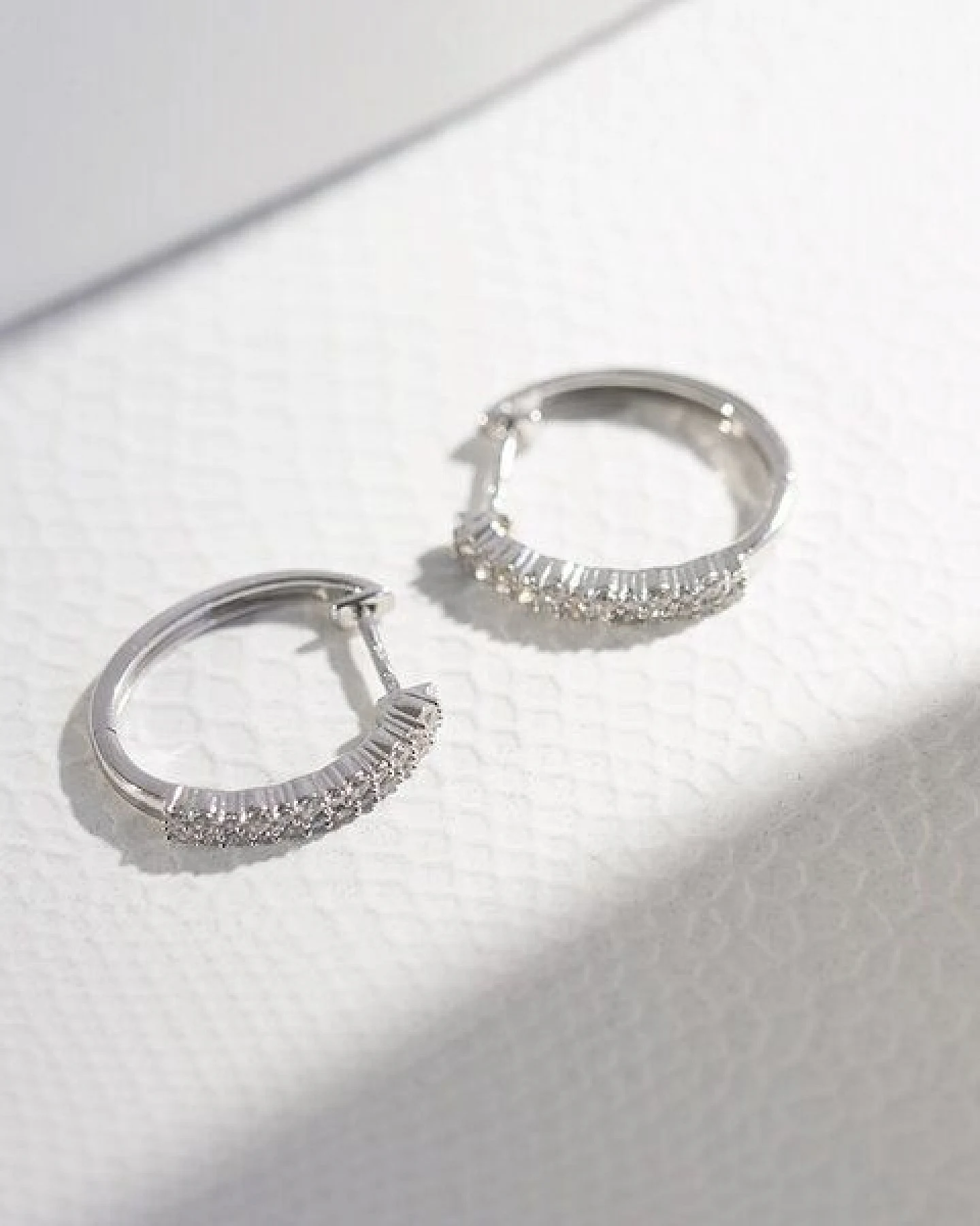 Eppi Runde Ohrringe mit Lab Grown Diamanten Nicholls – Ansicht 4