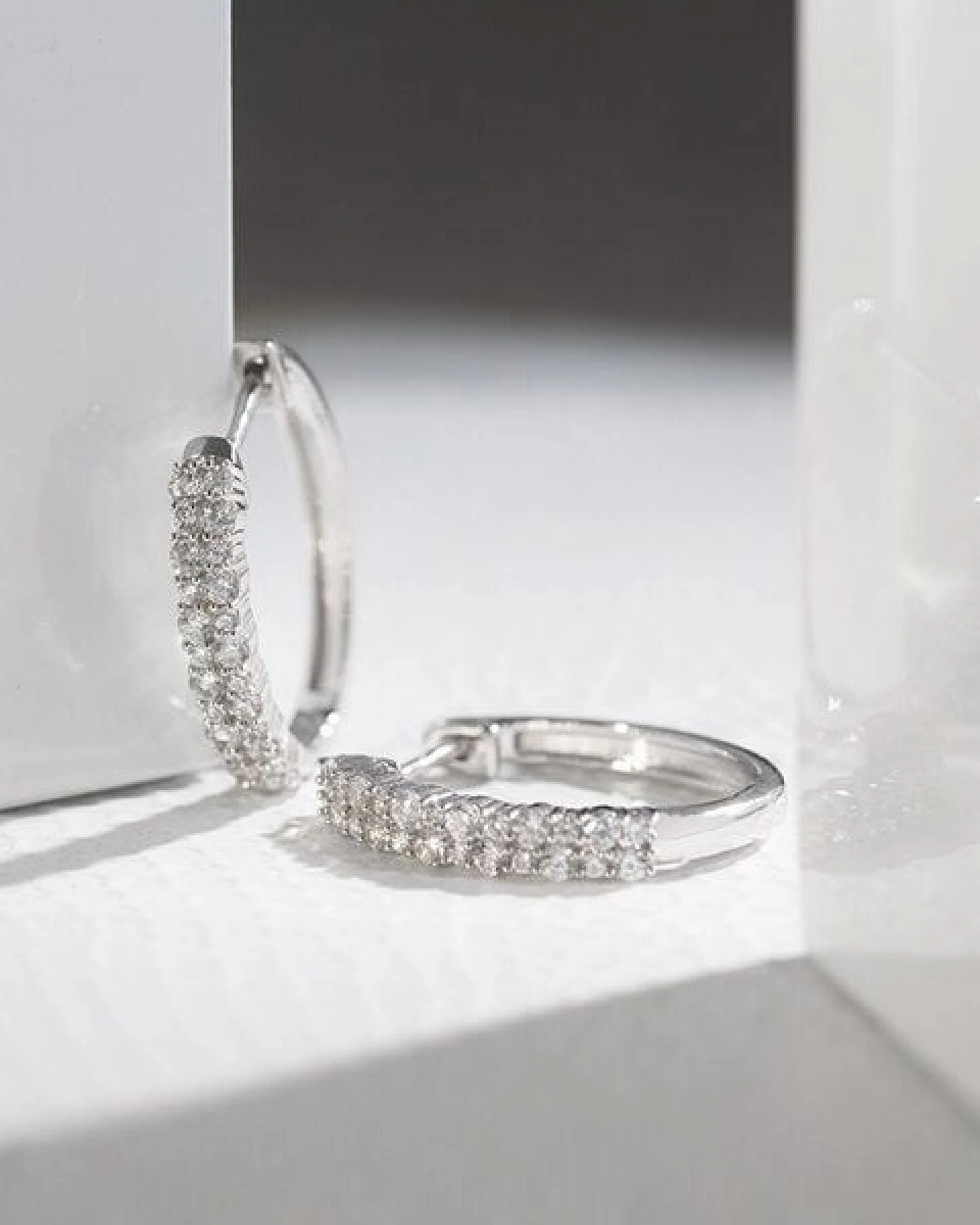 Eppi Runde Ohrringe mit Lab Grown Diamanten Nicholls – Ansicht 2