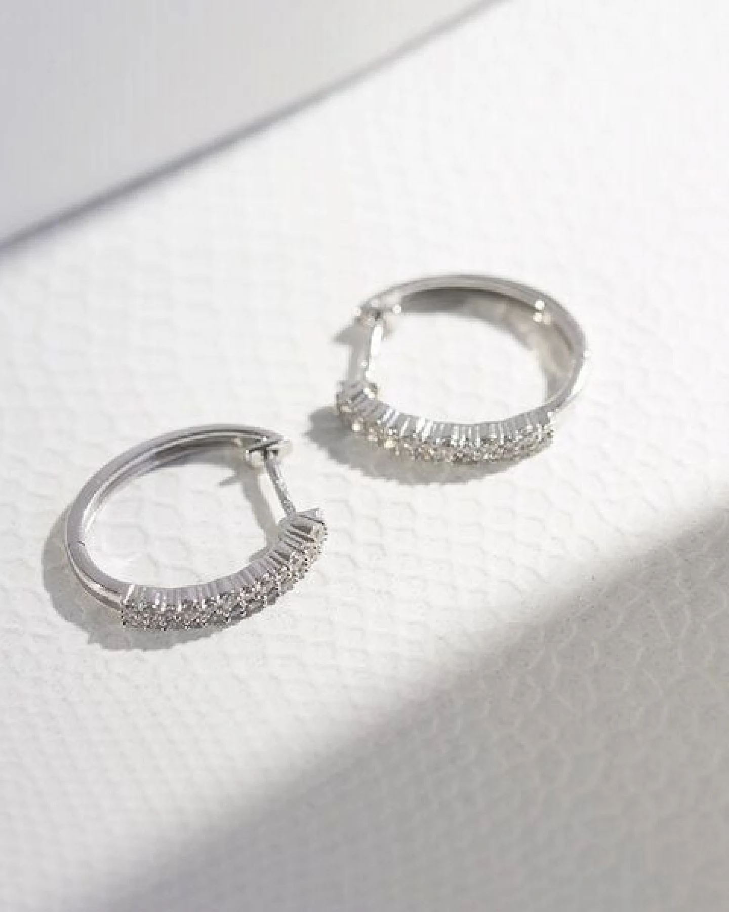 Eppi Runde Ohrringe mit Lab Grown Diamanten Nicholls – Ansicht 4