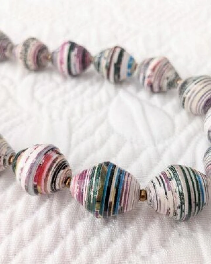 PEARLS OF AFRICA Schicke, elegante, zeitlose Perlenkette mit recycelten Papierperlen "Hellen"