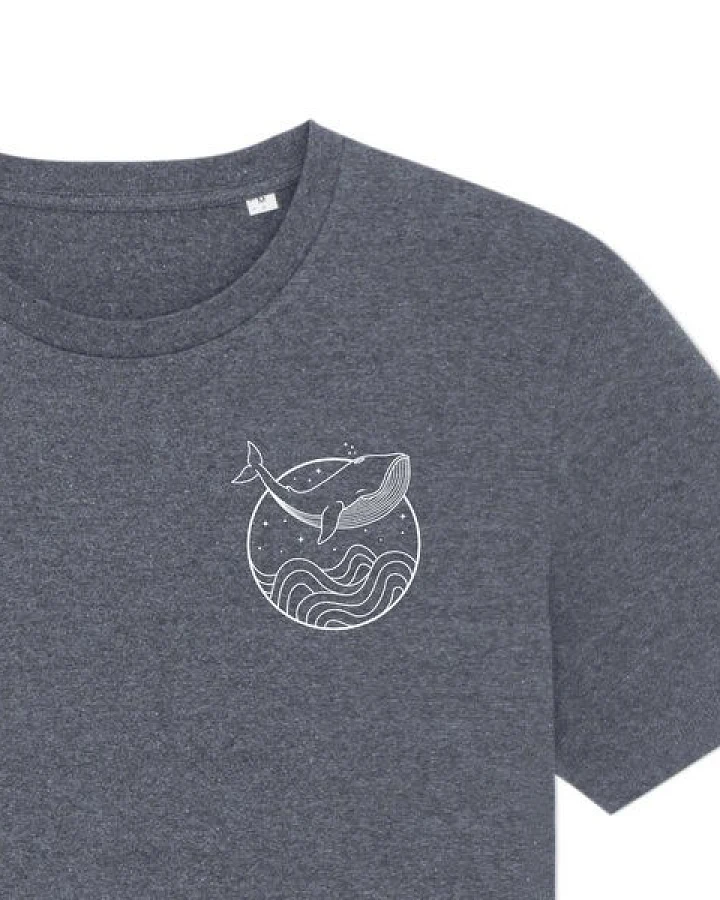 vis wear Wal zwischen Ozean und Wellen - Unisex T-Shirt - Recycled Bio Baumwolle