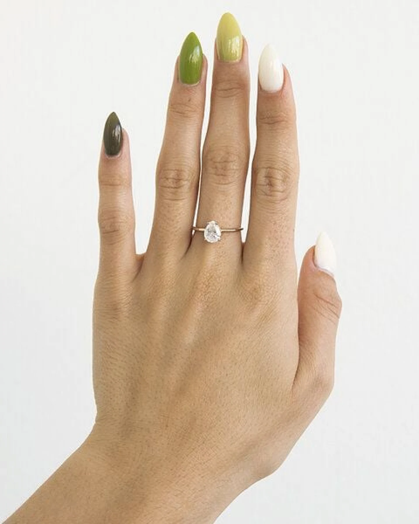 Eppi Verlobungsring mit einem Moissaniten in Pear-Form North – Ansicht 2