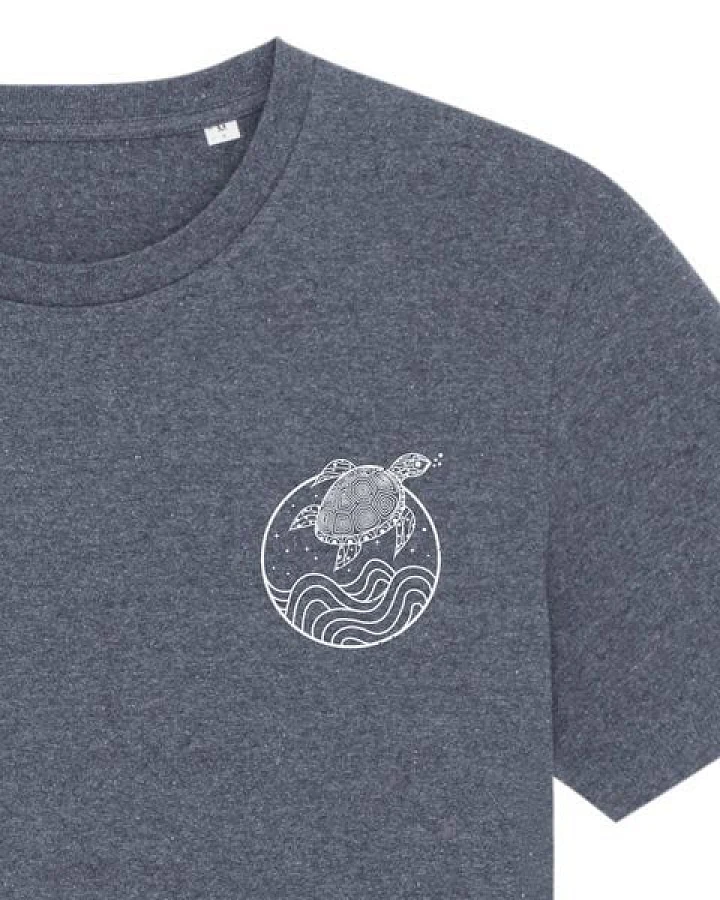 vis wear Schildkröte zwischen Ozean und Wellen - Unisex T-Shirt - Recycled Bio Baumwolle