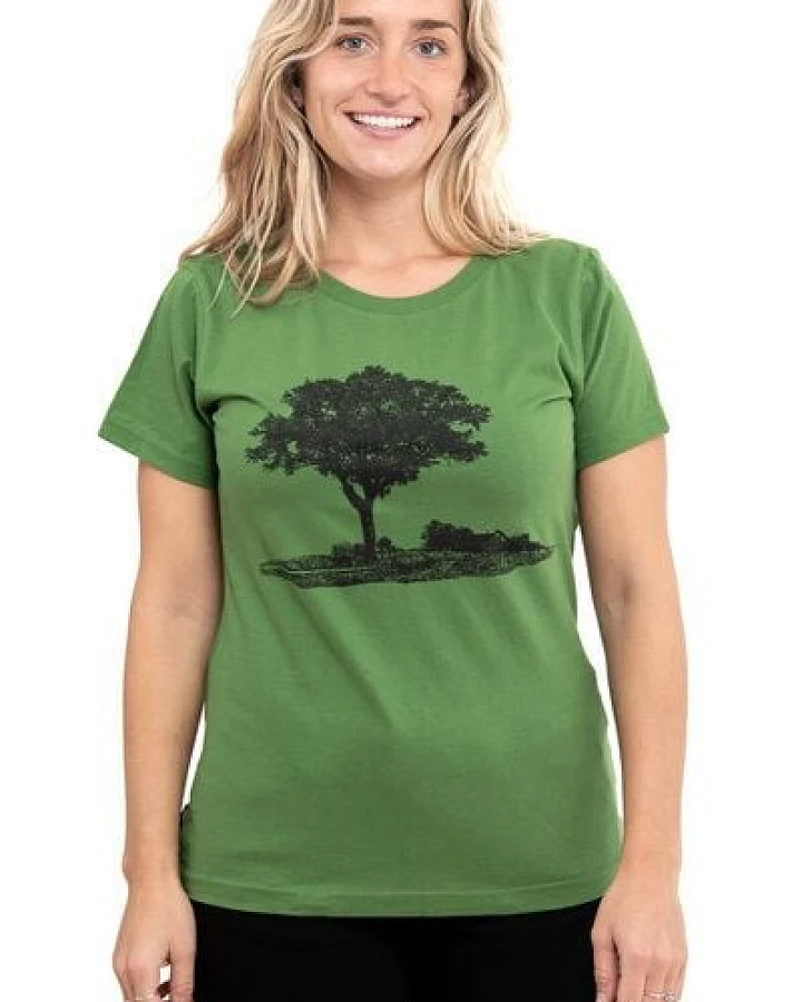 Hirschkind Frauenshirt "Baum im Oderbruch" grasgrün - Made in Kenia & handbedruckt in Berlin