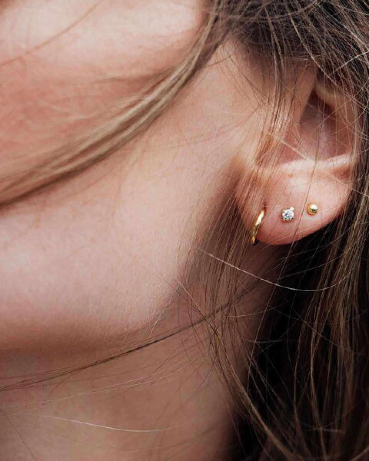 Maren Jewellery Mini Sphere Kugel Ohrring 18 Karat Gold – Ansicht 3