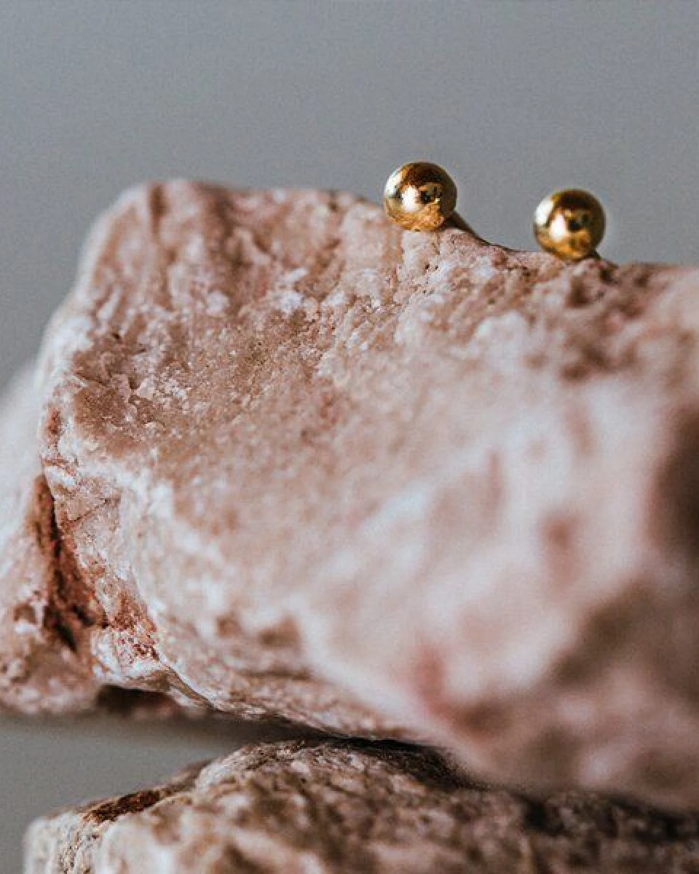 Maren Jewellery Mini Sphere Kugel Ohrring 18 Karat Gold – Ansicht 4