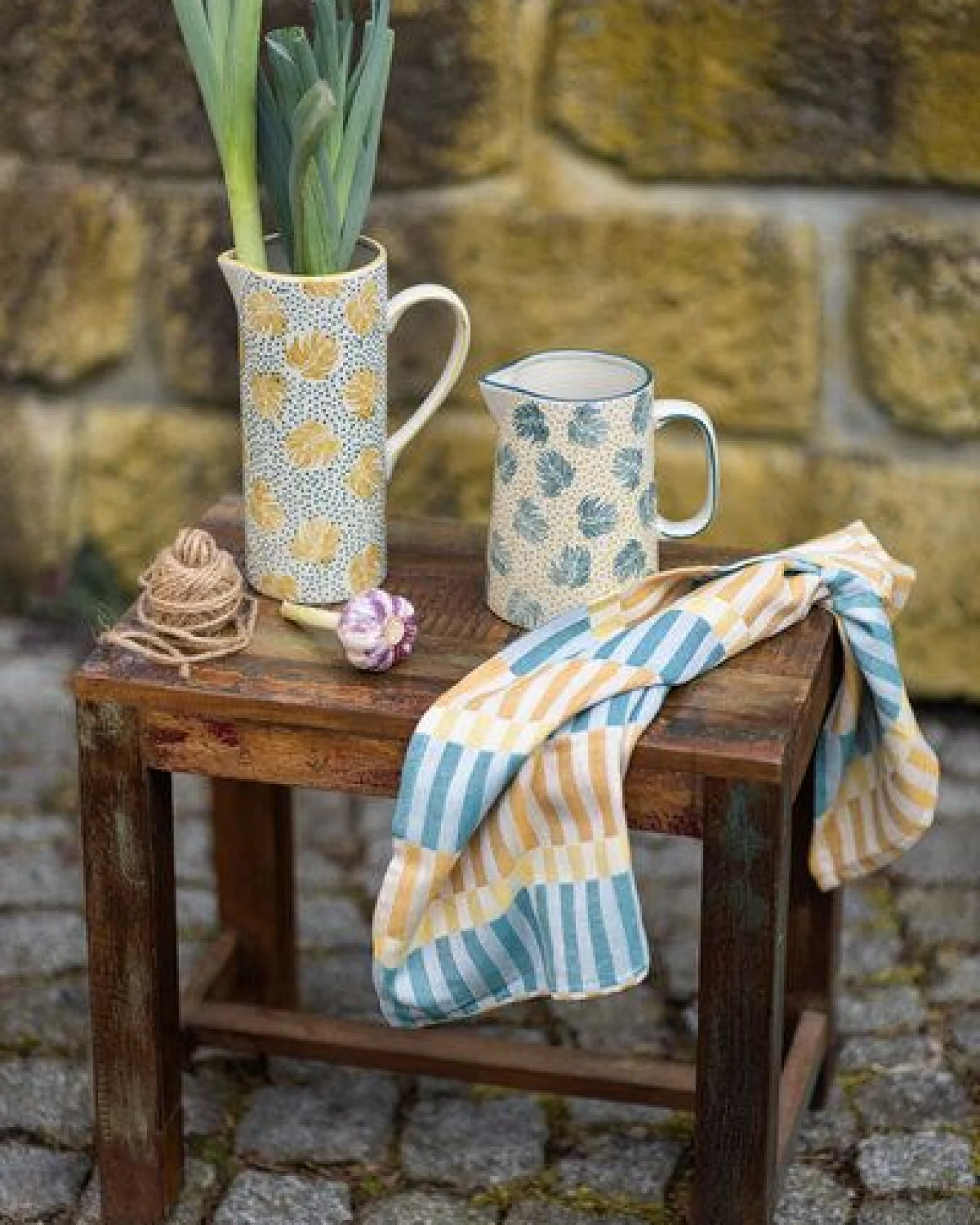 TRANQUILLO Krug BOHO CHIC aus Steinzeug gelb oder blau – Ansicht 4
