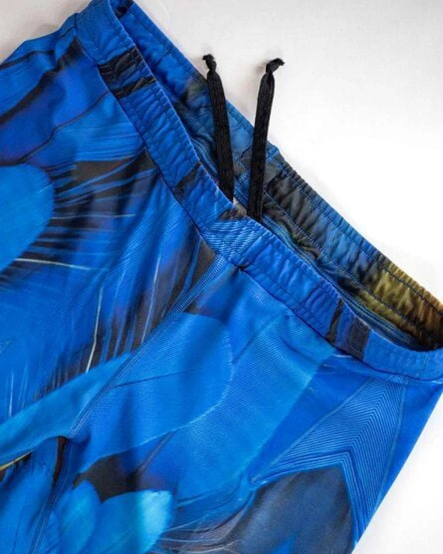 Arctic Flamingo Bunte Sport-Leggings für Männer aus ECONYL® regeneriertem Nylon – Ansicht 4