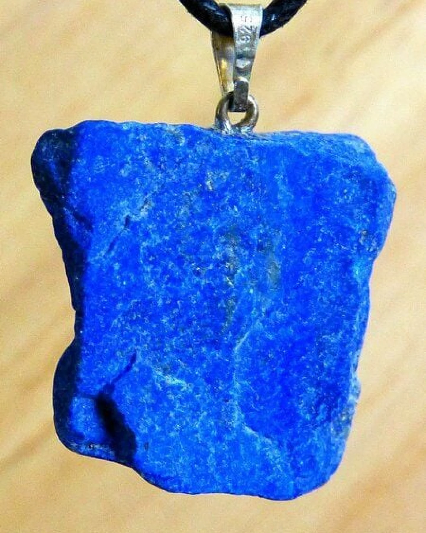 OneWorldMinerals Lapislazuli Anhänger, mit Silberöse, roh belassene Einzelstücke – Ansicht 2