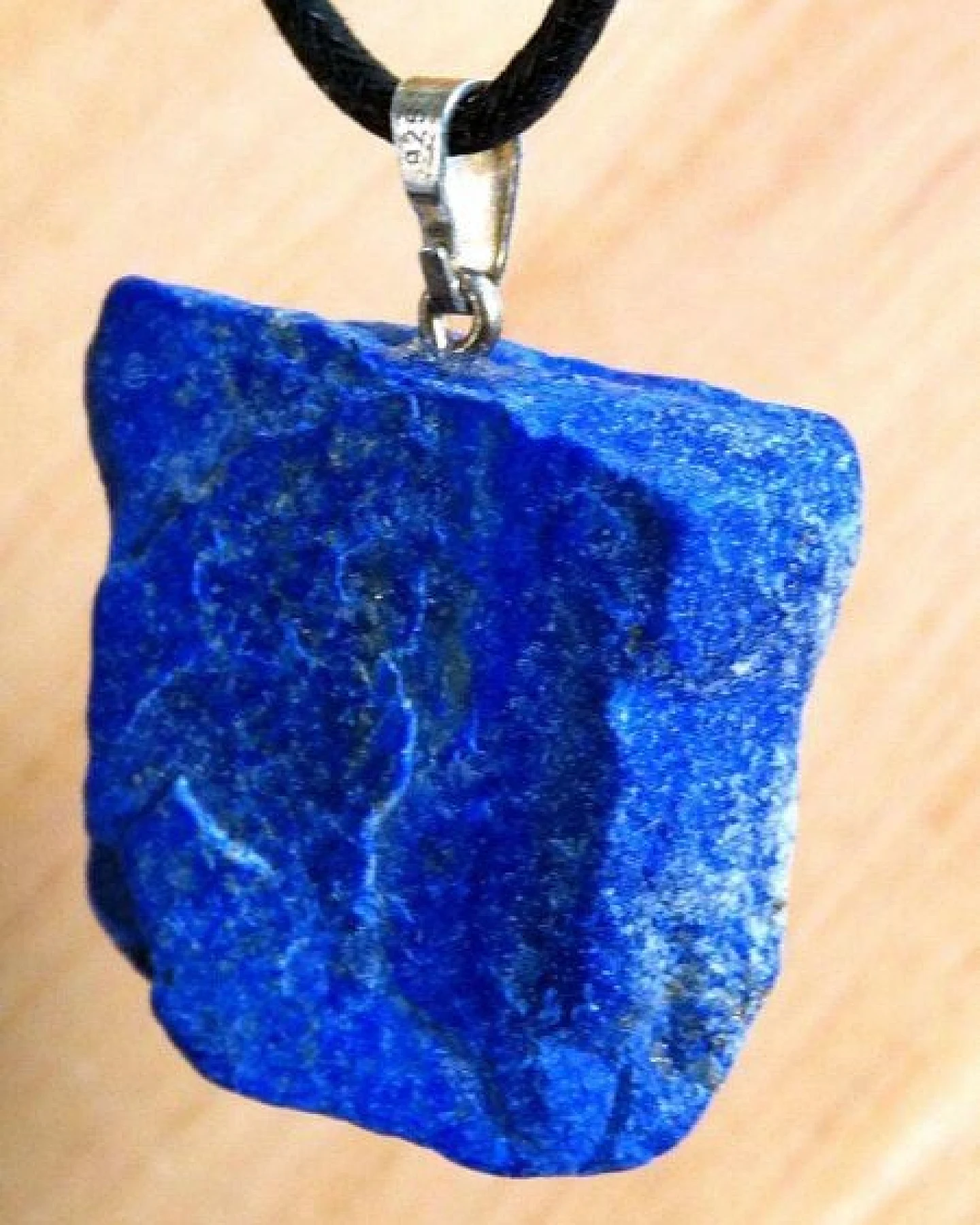 OneWorldMinerals Lapislazuli Anhänger, mit Silberöse, roh belassene Einzelstücke – Ansicht 3