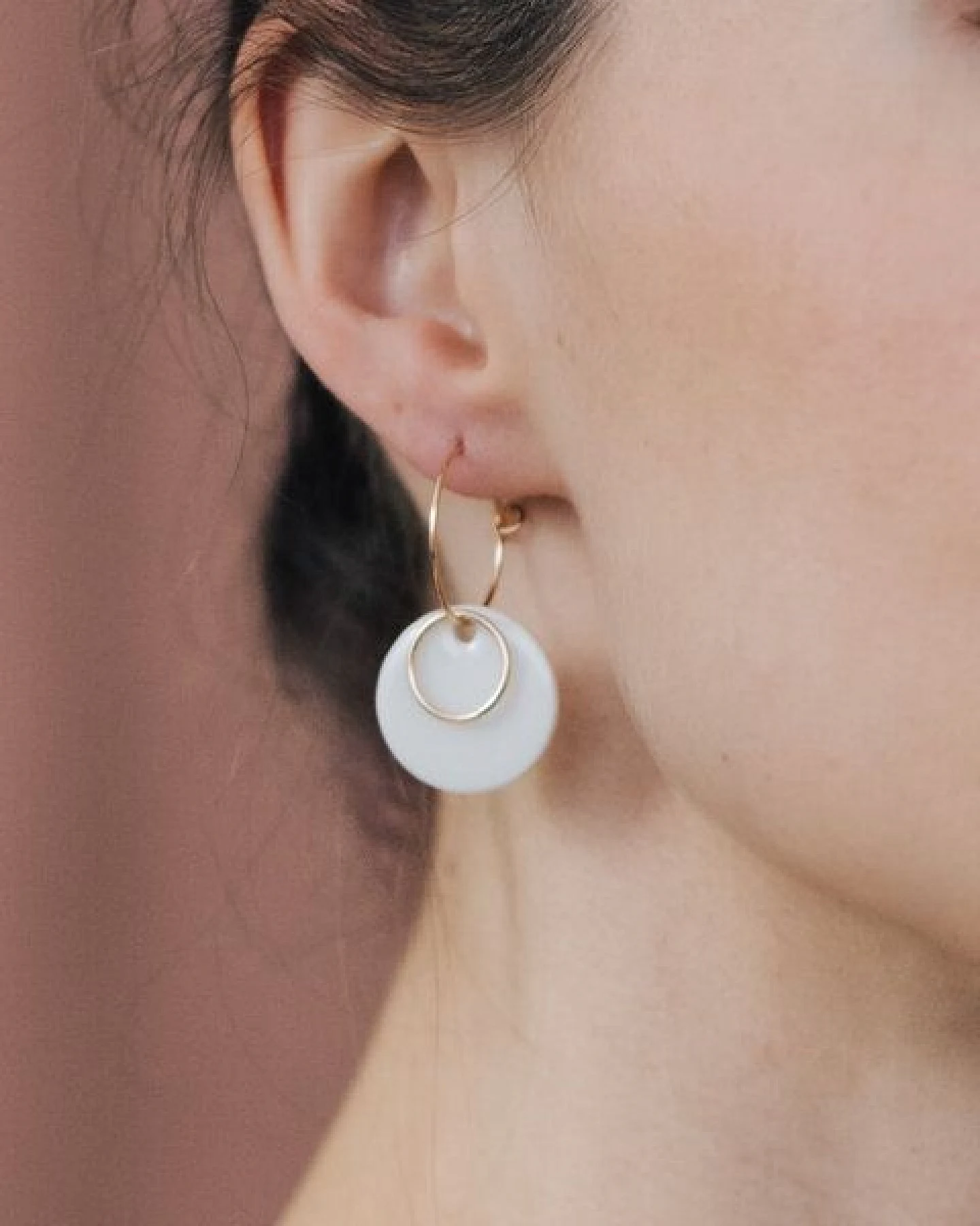 lille mus Creolen 'Ring' mit Porzellan-Anhänger Porzellanschmuck – Ansicht 2