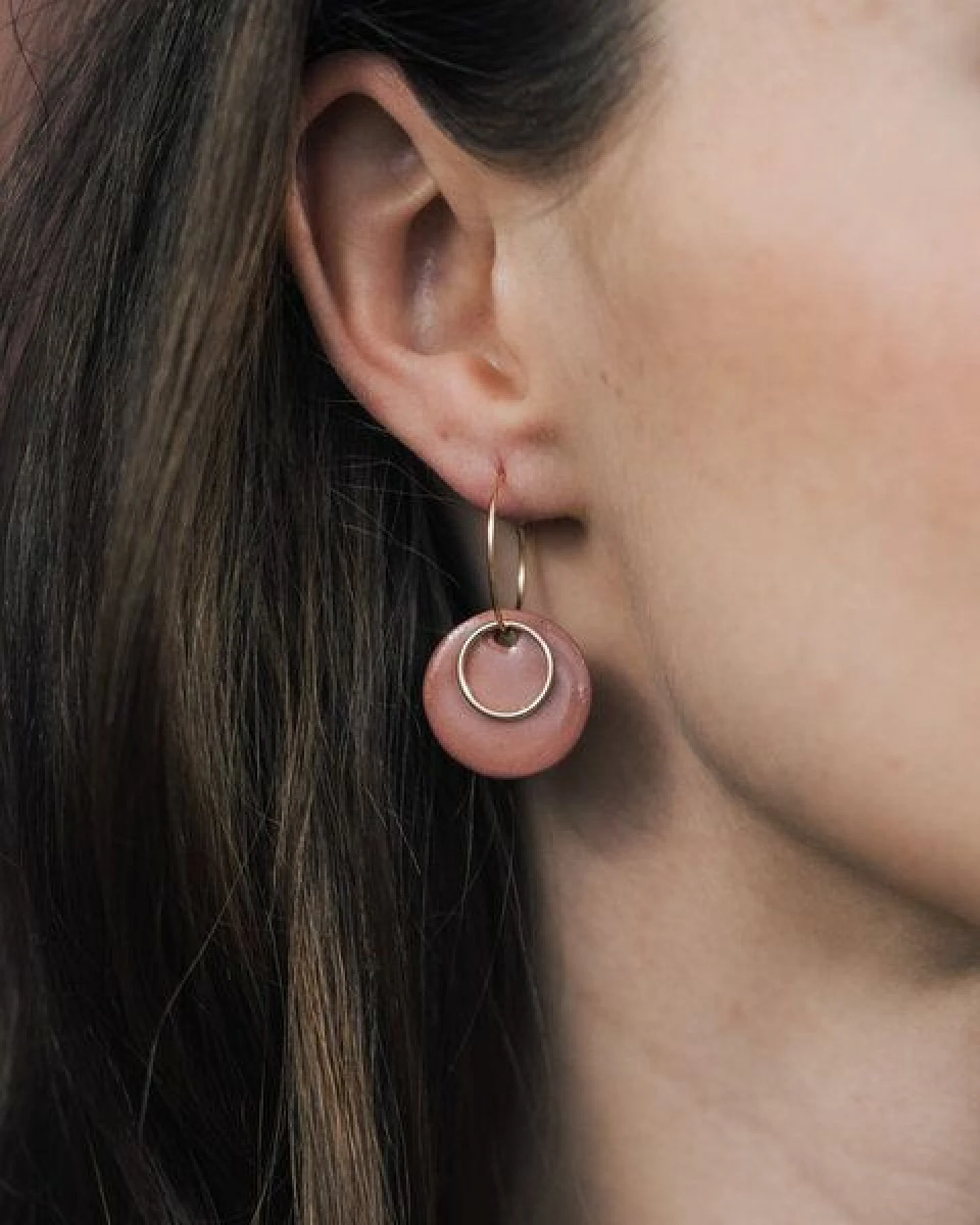 lille mus Creolen 'Ring' mit Porzellan-Anhänger Porzellanschmuck – Ansicht 2