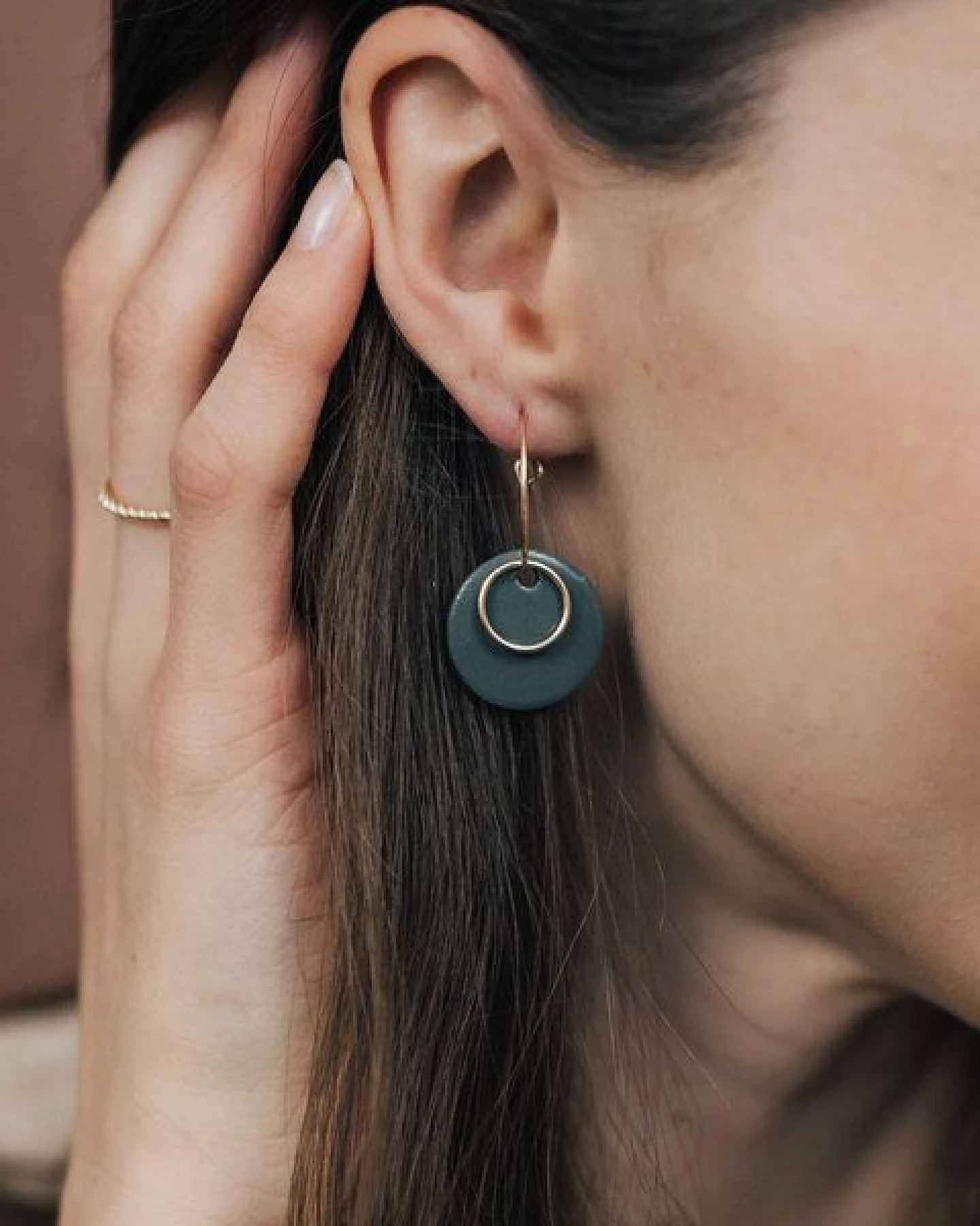 lille mus Creolen 'Ring' mit Porzellan-Anhänger Porzellanschmuck – Ansicht 2