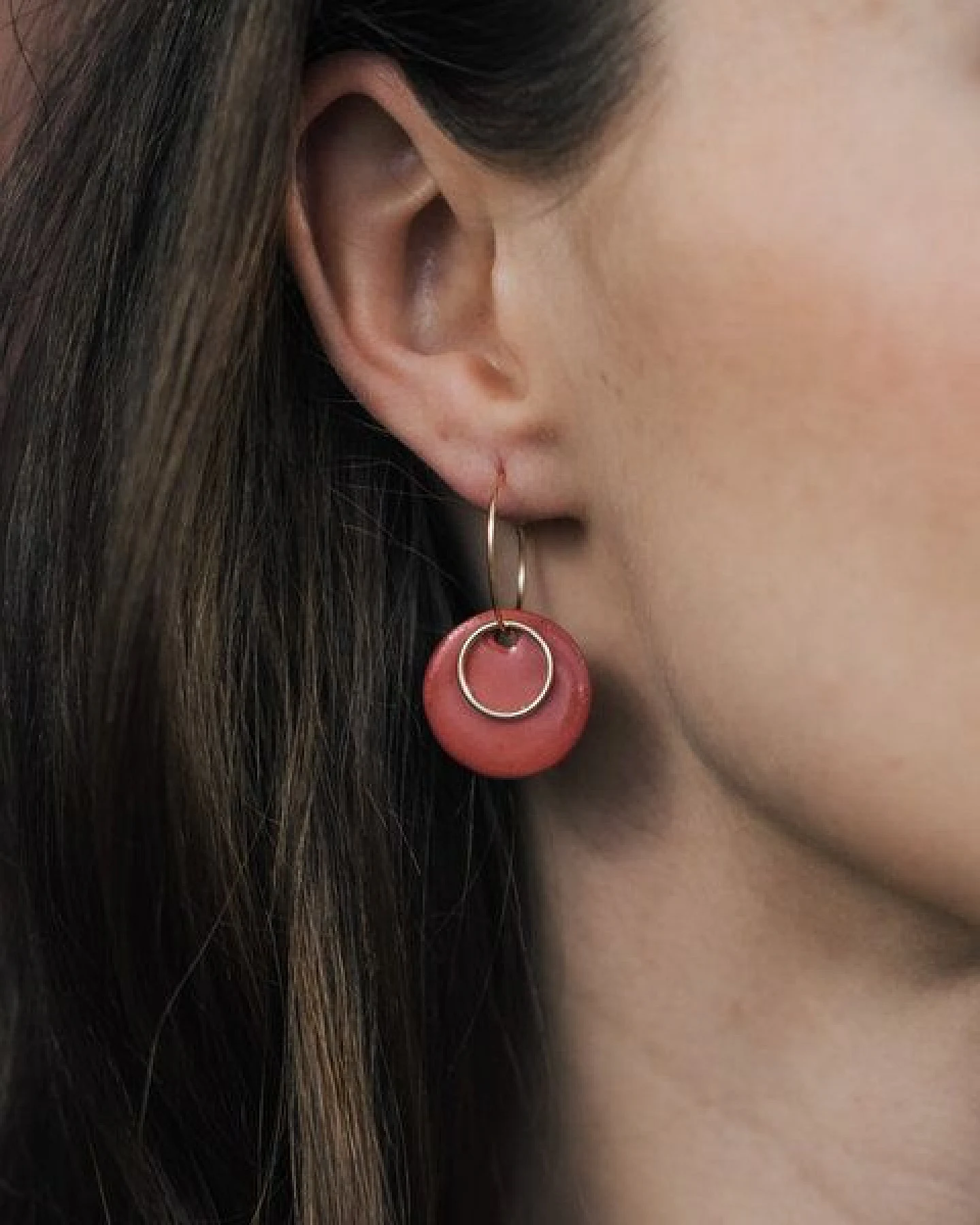 lille mus Creolen 'Ring' mit Porzellan-Anhänger Porzellanschmuck – Ansicht 2