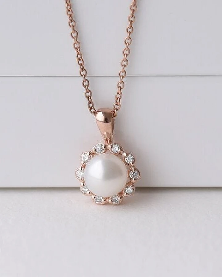 Eppi Goldene Halo-Halskette mit Perle und Diamanten Maviga