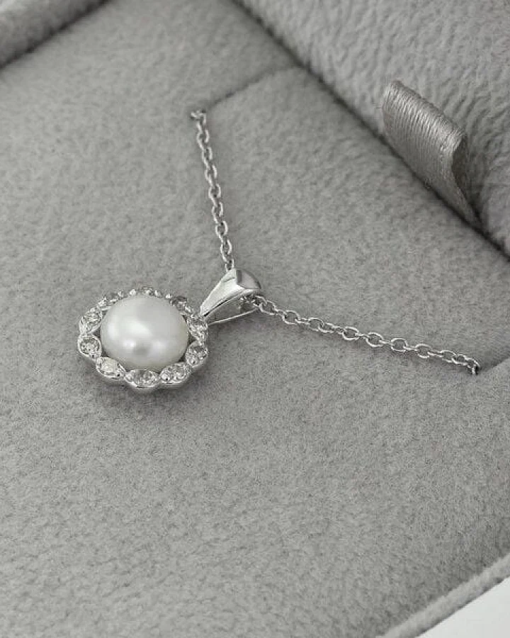 Eppi Goldene Halo-Halskette mit Perle und Diamanten Maviga