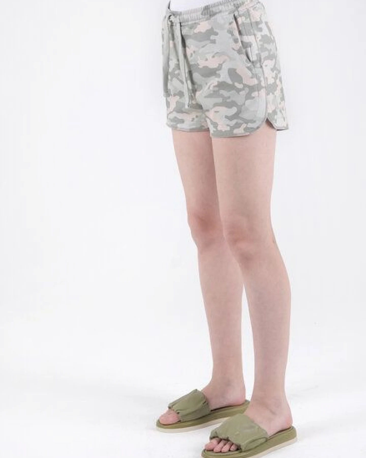 ORGANICATION Sweatshorts aus Bio-Baumwolle mit Camouflage-Muster – Ansicht 3