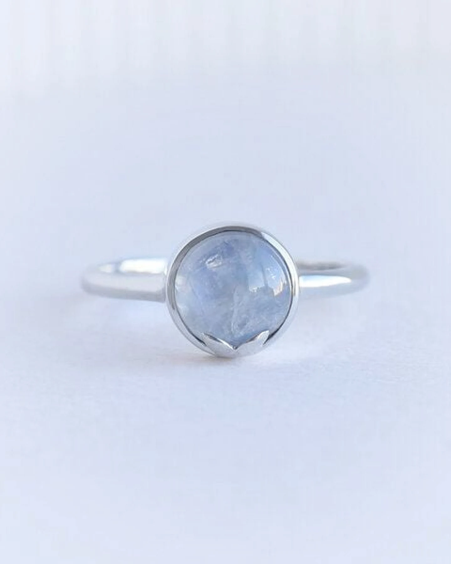 Eppi Goldener Ring mit Cabochon Mondstein Sophia – Ansicht 2