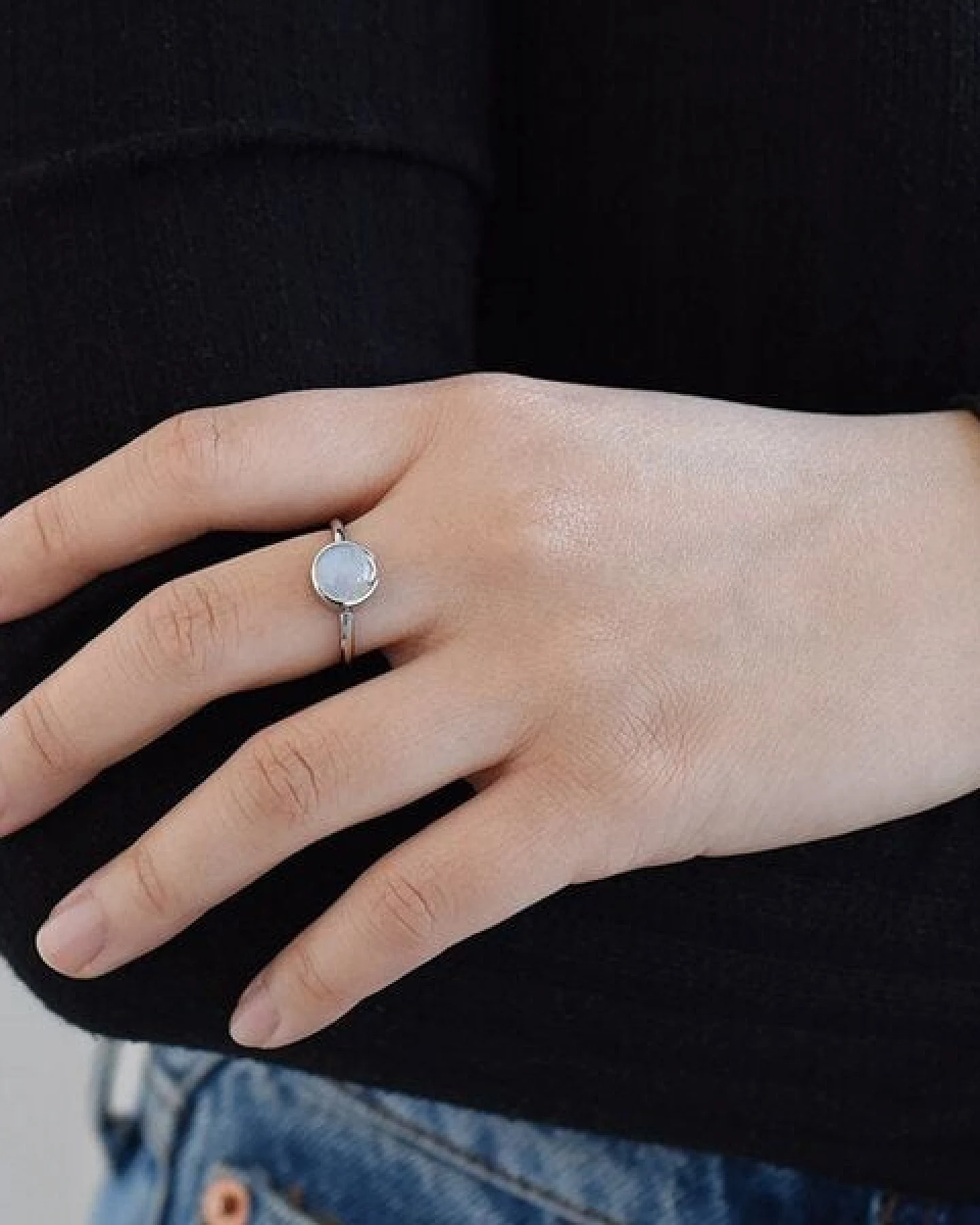 Eppi Goldener Ring mit Cabochon Mondstein Sophia – Ansicht 3