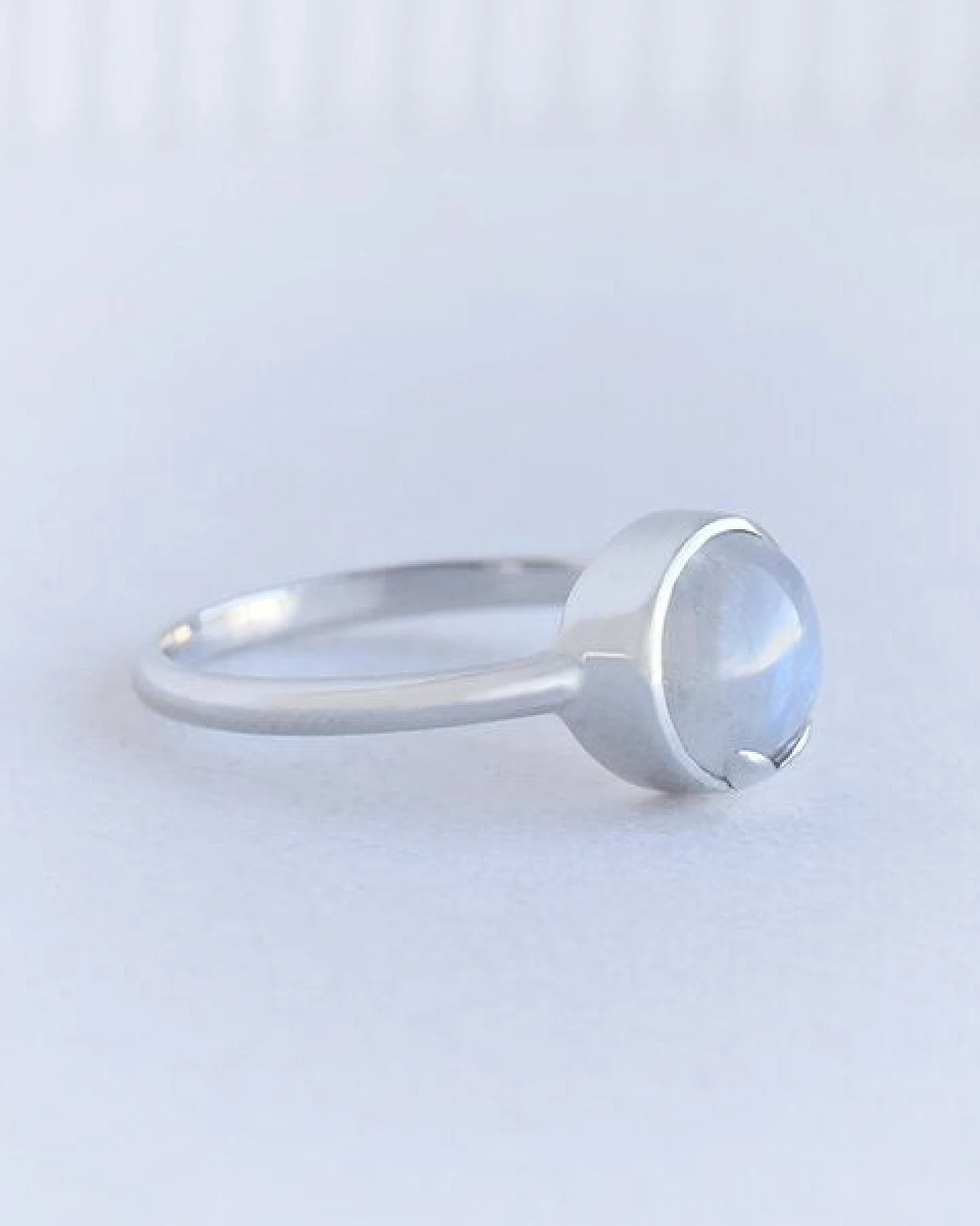 Eppi Goldener Ring mit Cabochon Mondstein Sophia – Ansicht 2