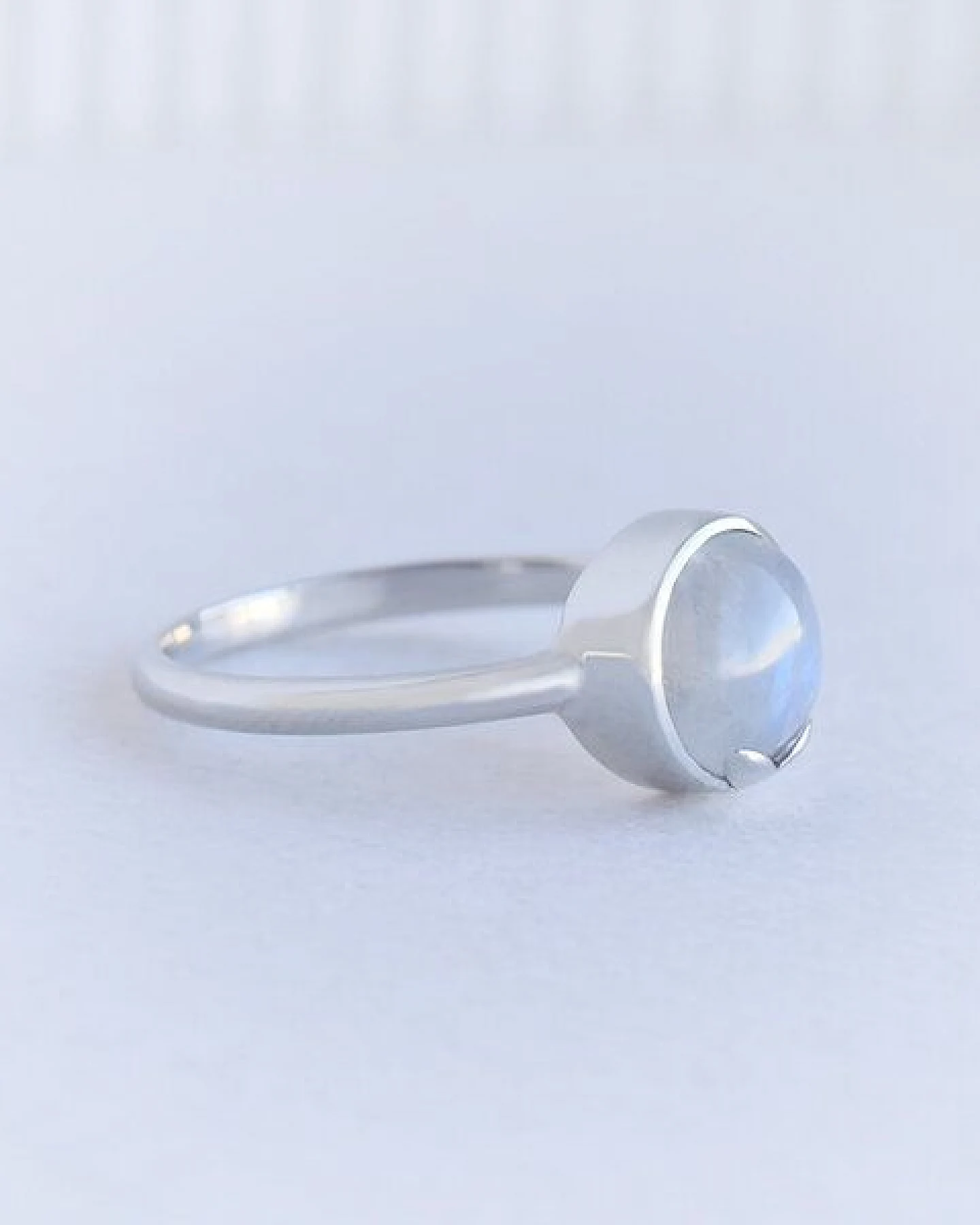 Eppi Goldener Ring mit Cabochon Mondstein Sophia – Ansicht 2