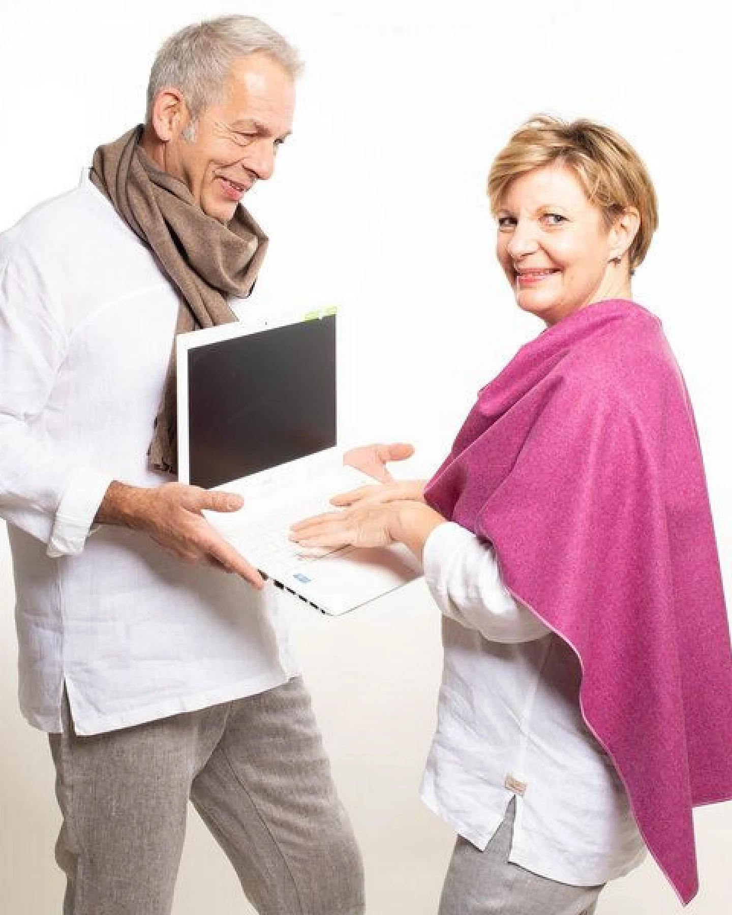 nahtur-design wärmender Poncho und Schulterwärmer aus 100% Schurwolle – Ansicht 4