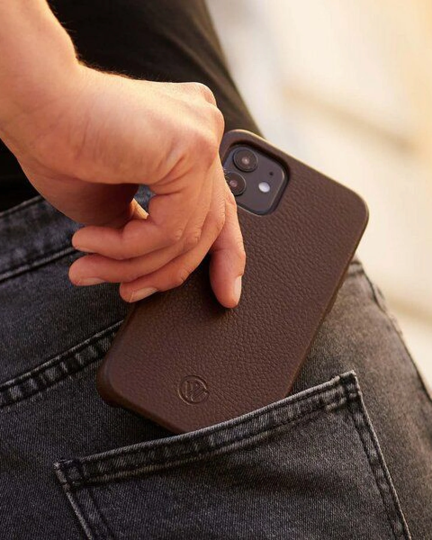 GOOD WILHELM iPhone Hülle BRUNO aus Vachetta Leder – Ansicht 3