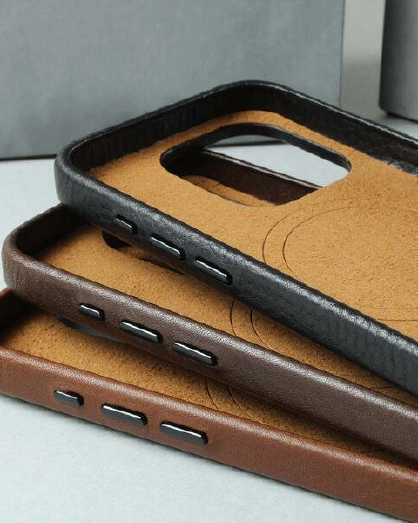 GOOD WILHELM iPhone Hülle BRUNO aus Vachetta Leder – Ansicht 3
