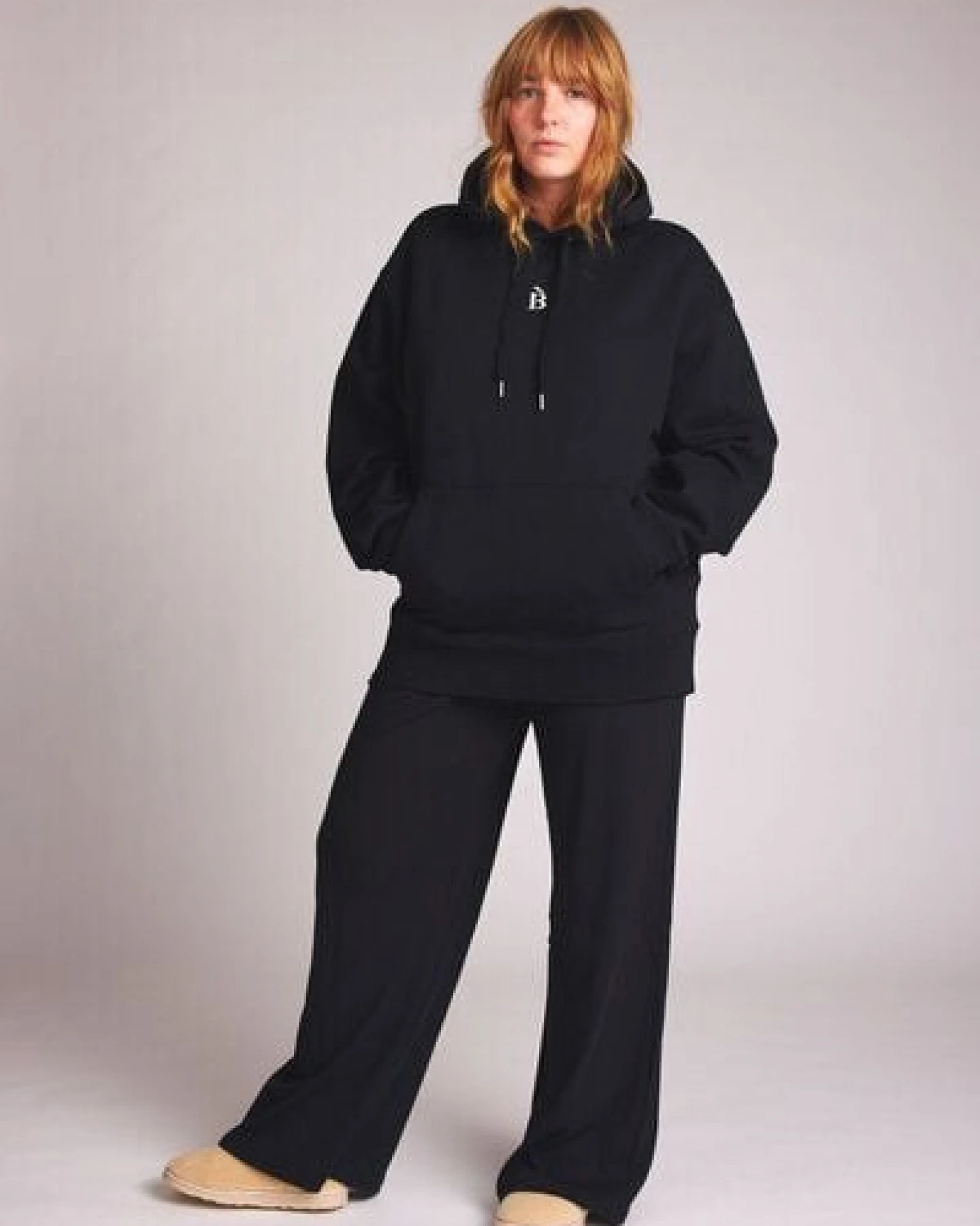 Baìge the Label Hoodie mit B-Stick – Ansicht 2