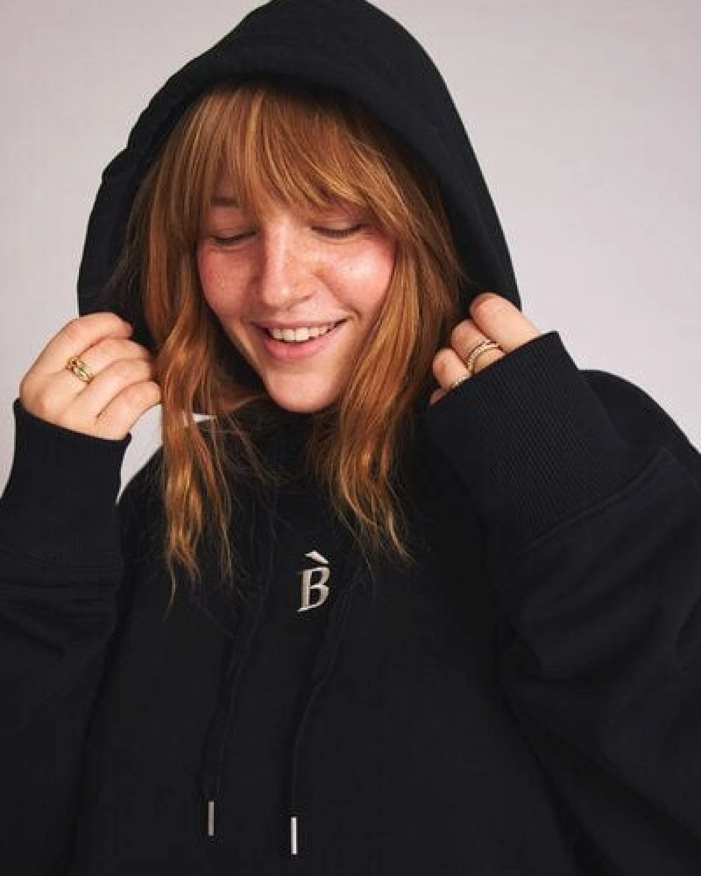 Baìge the Label Hoodie mit B-Stick – Ansicht 3