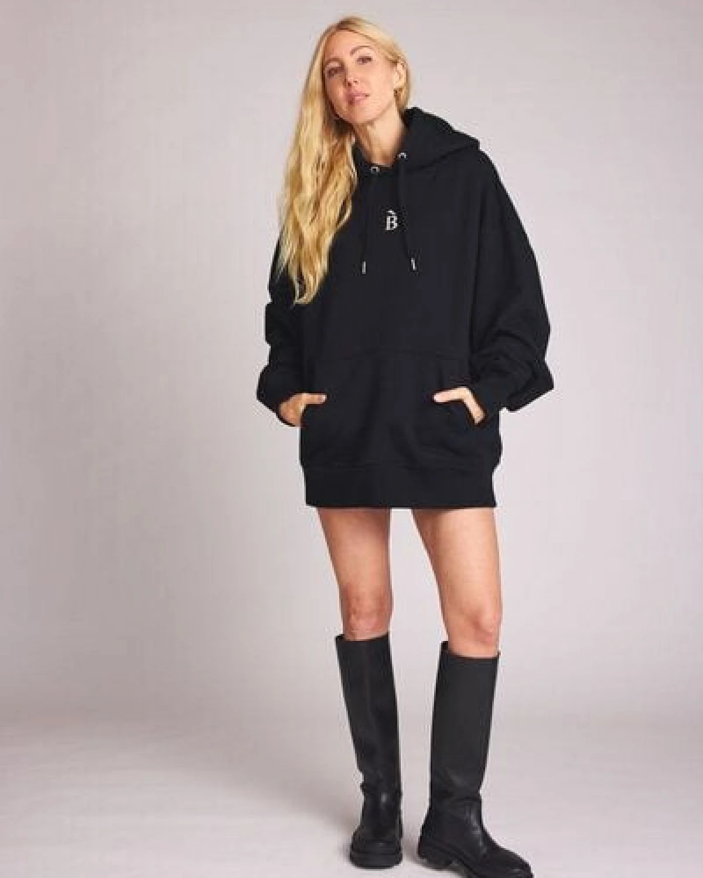 Baìge the Label Hoodie mit B-Stick – Ansicht 4
