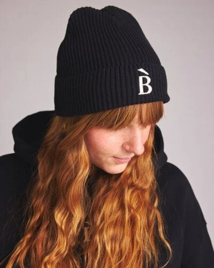 Baìge the Label Beanie mit B-Stick