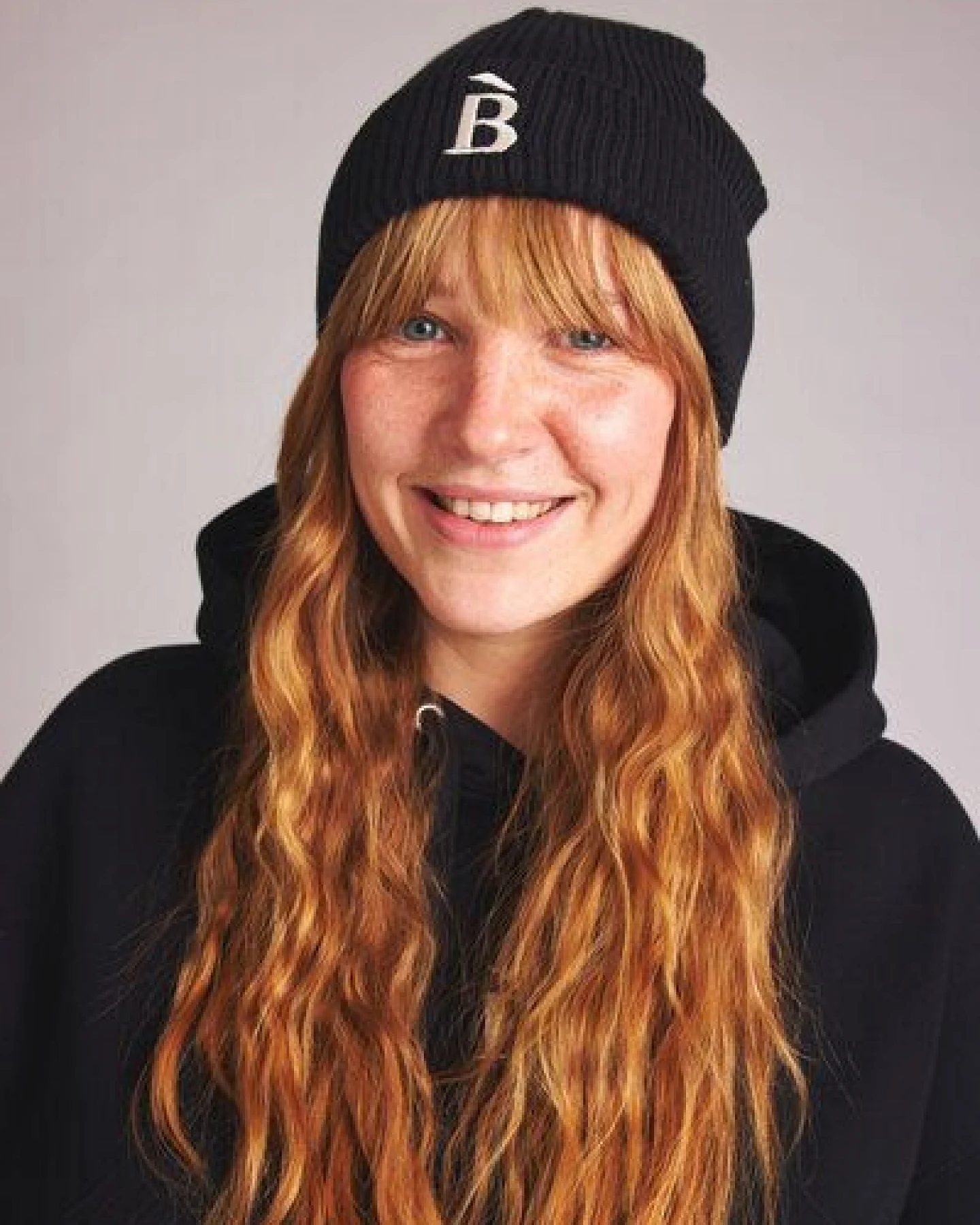 Baìge the Label Beanie mit B-Stick – Ansicht 2
