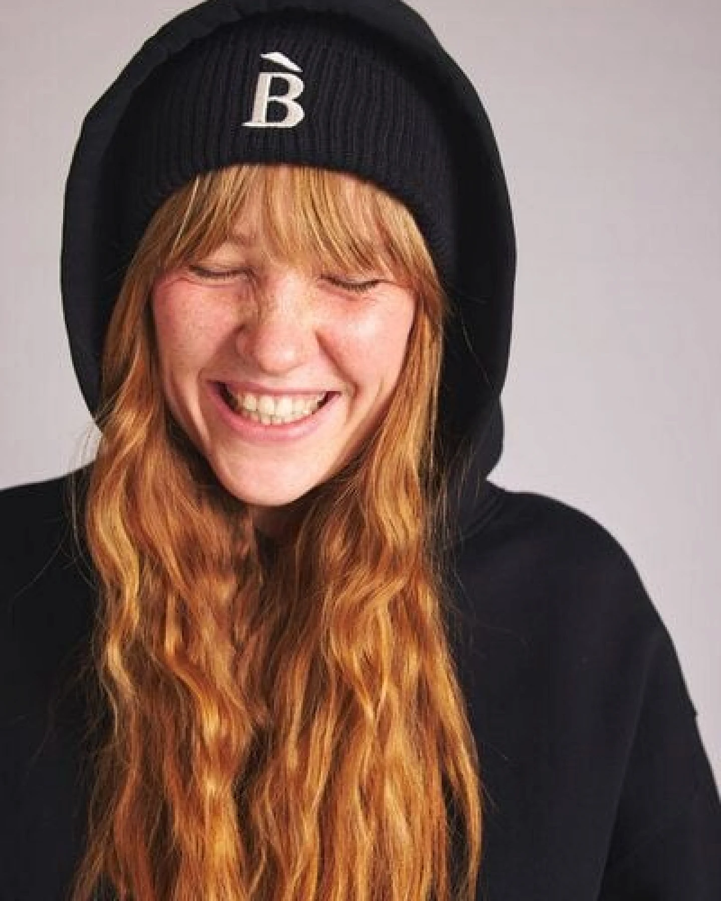 Baìge the Label Beanie mit B-Stick – Ansicht 3