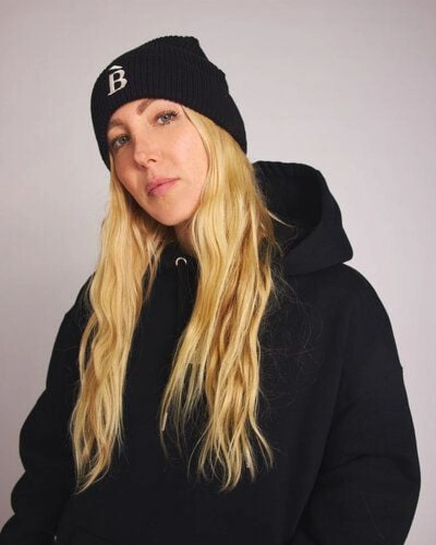 Baìge the Label Beanie mit B-Stick – Ansicht 4