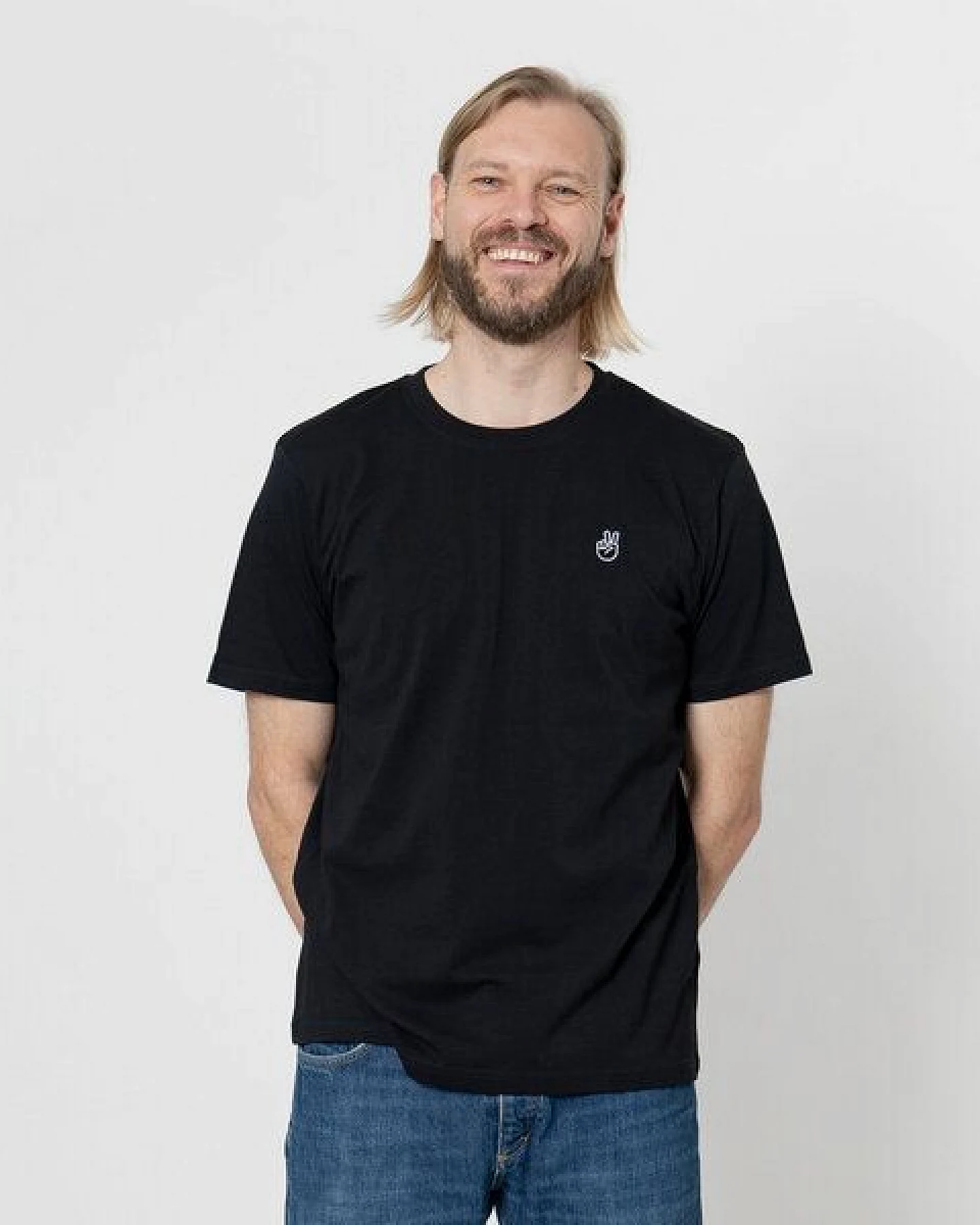 Fyngers Unisex T-Shirt aus Biobaumwolle - Modell PEACE mit gestickter Veredelung – Ansicht 2