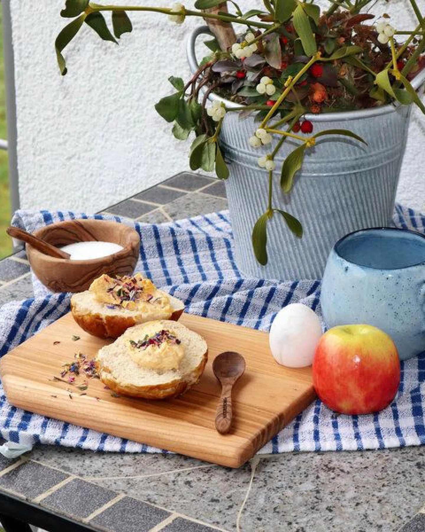 NATUREHOME Schneidebrett Frühstücksbrett Holz Massiv mit Eierbecher – Ansicht 2