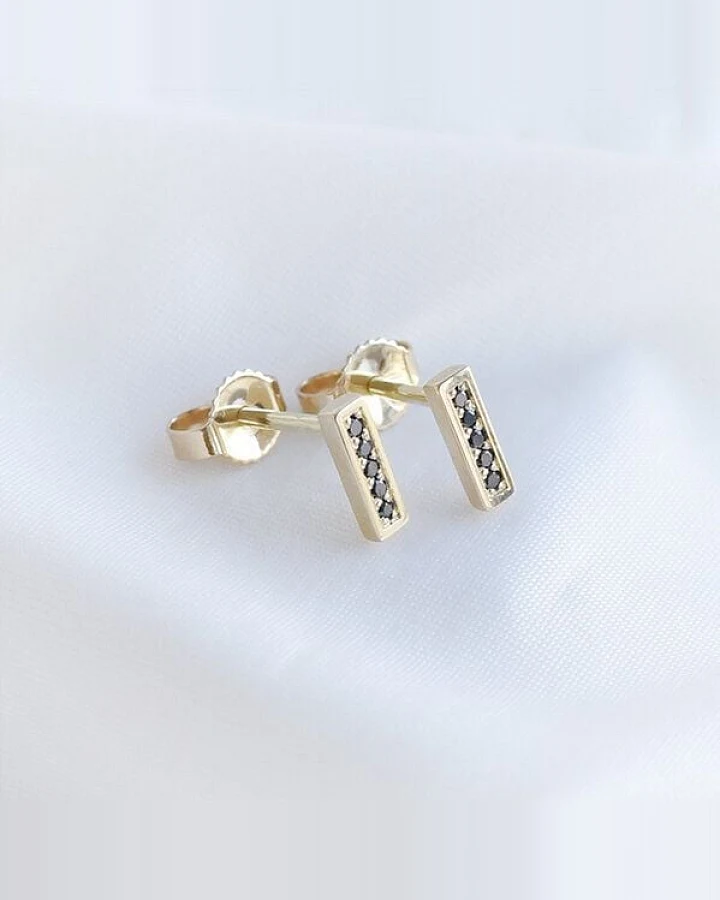 Eppi Minimalistische Ohrringe mit schwarzen Diamanten Ismail
