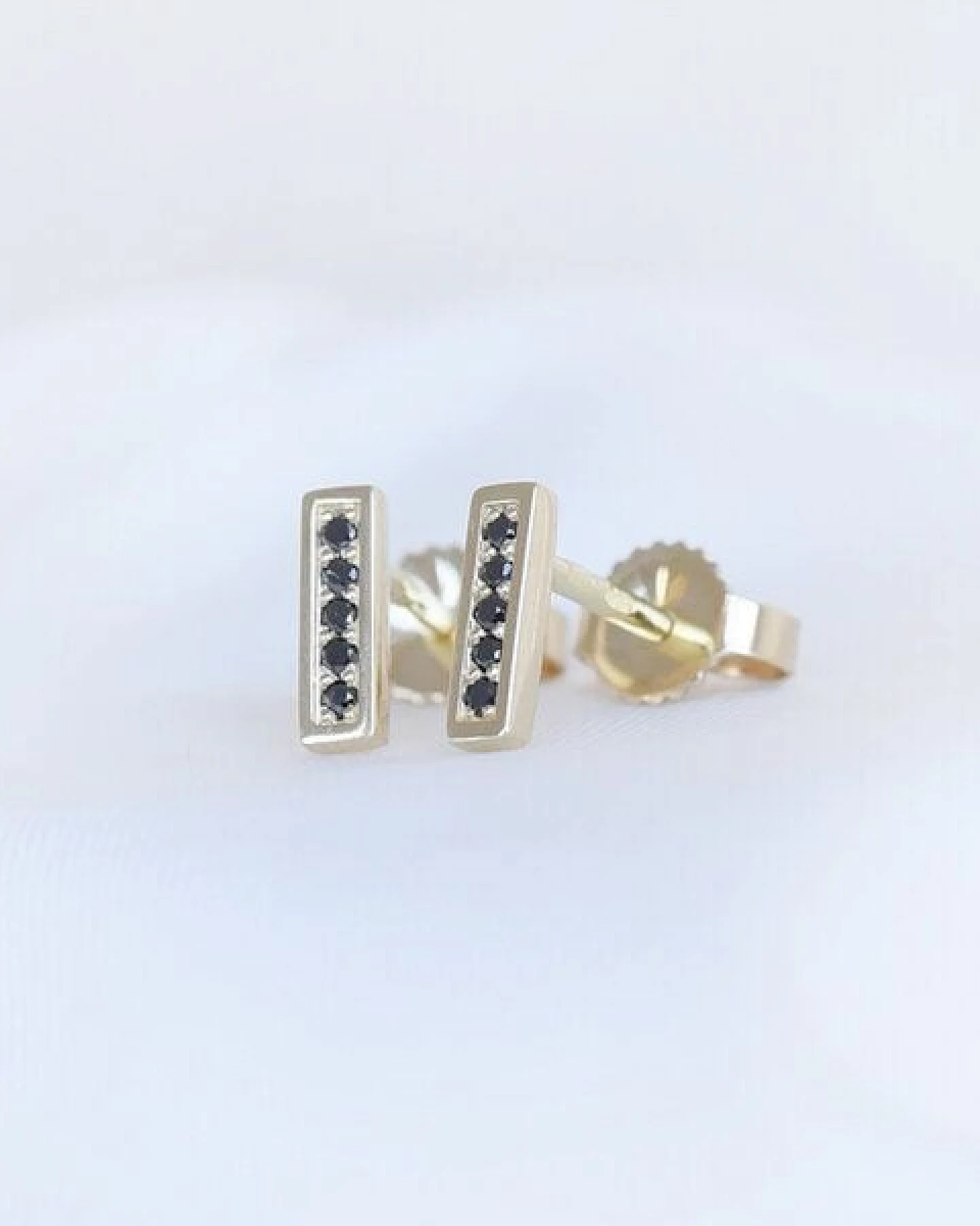 Eppi Minimalistische Ohrringe mit schwarzen Diamanten Ismail – Ansicht 2