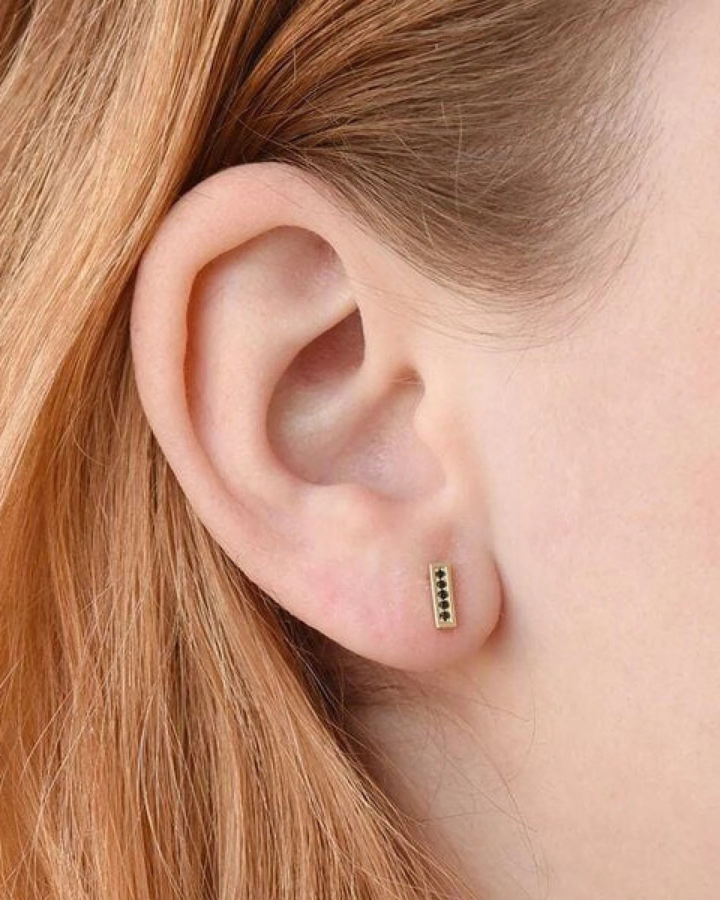 Eppi Minimalistische Ohrringe mit schwarzen Diamanten Ismail – Ansicht 4