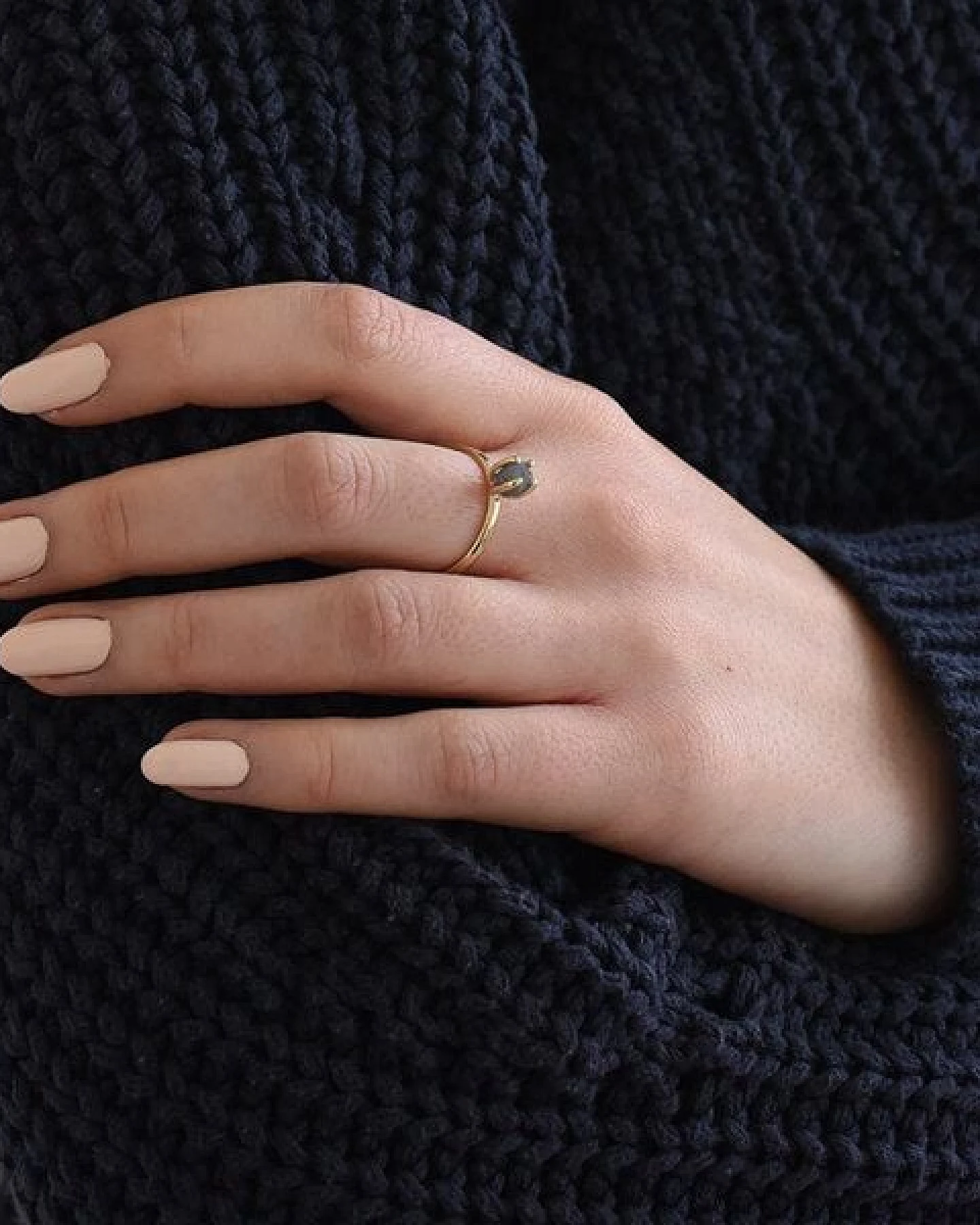 Eppi Goldener Ring mit Rohdiamant in dunkelgrau Leah – Ansicht 4