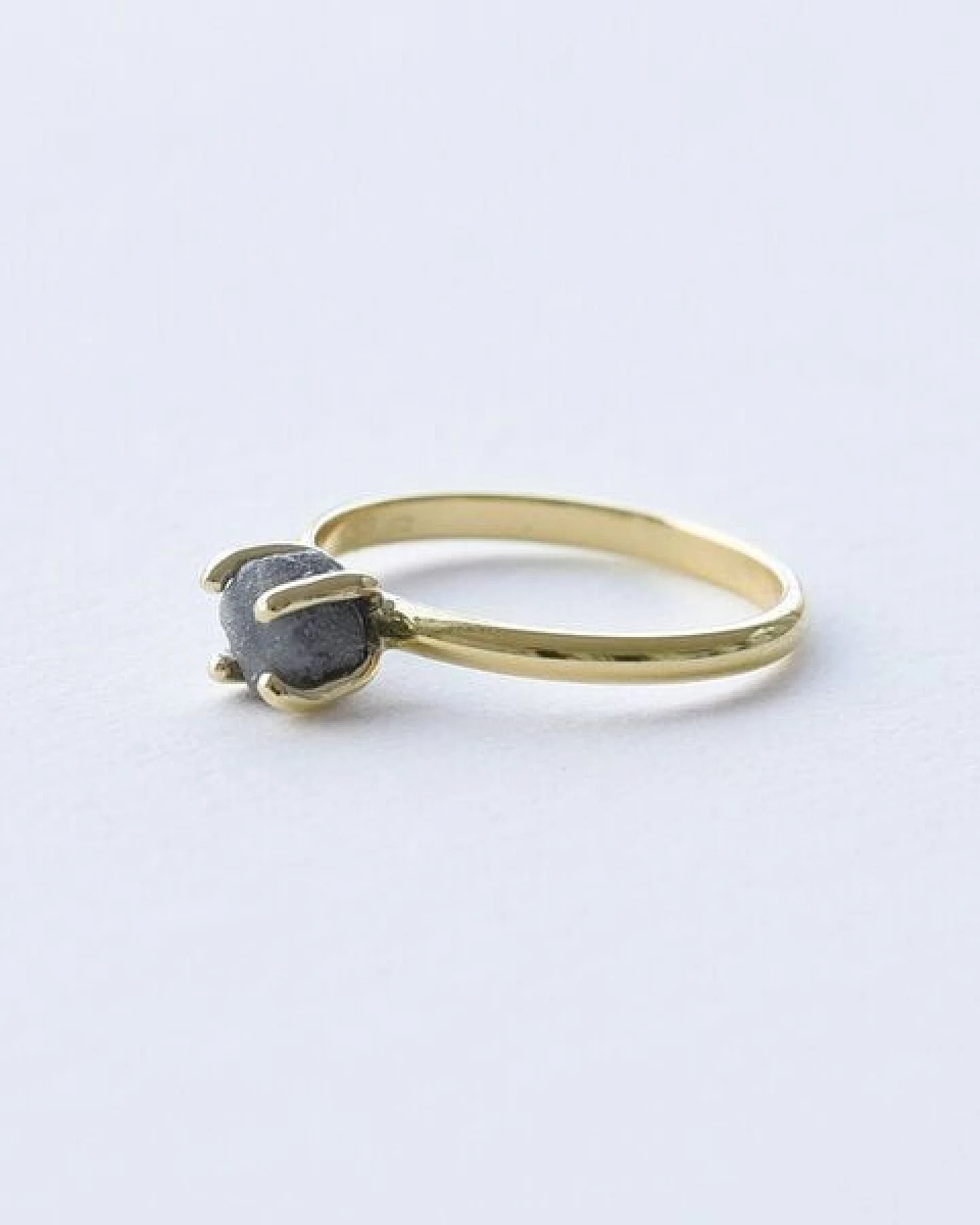 Eppi Goldener Ring mit Rohdiamant in dunkelgrau Leah – Ansicht 3
