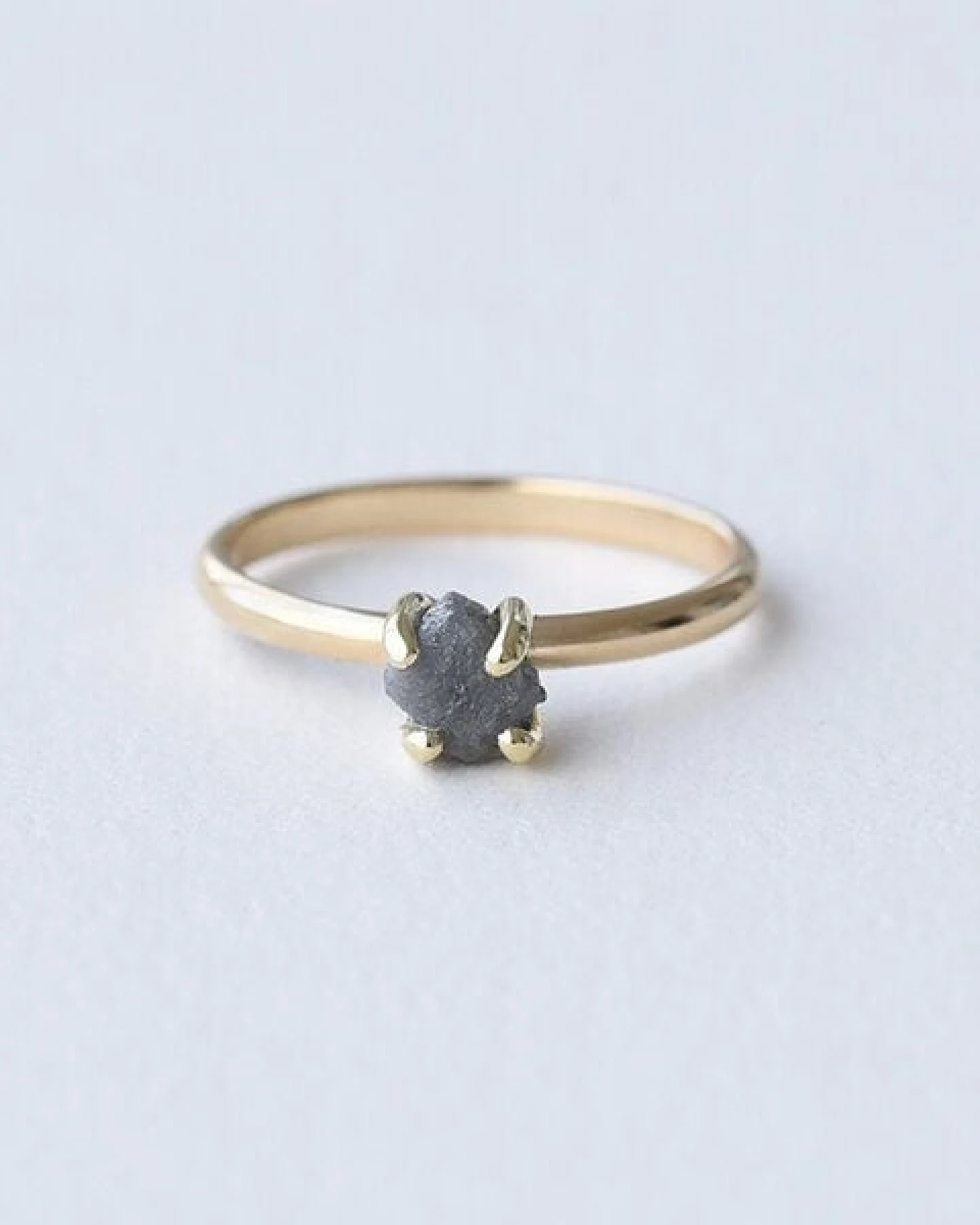 Eppi Goldener Ring mit Rohdiamant in dunkelgrau Leah – Ansicht 2