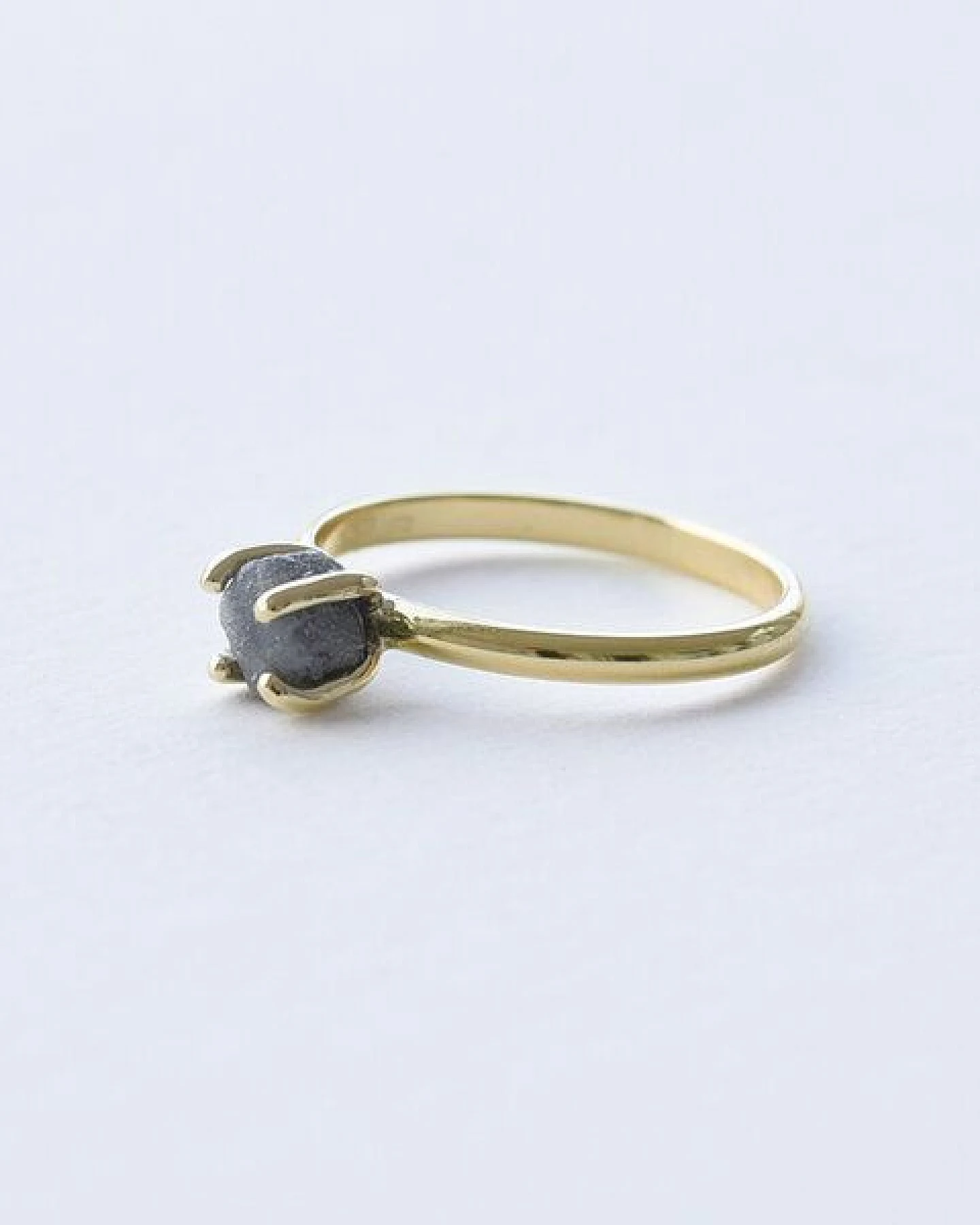 Eppi Goldener Ring mit Rohdiamant in dunkelgrau Leah – Ansicht 3