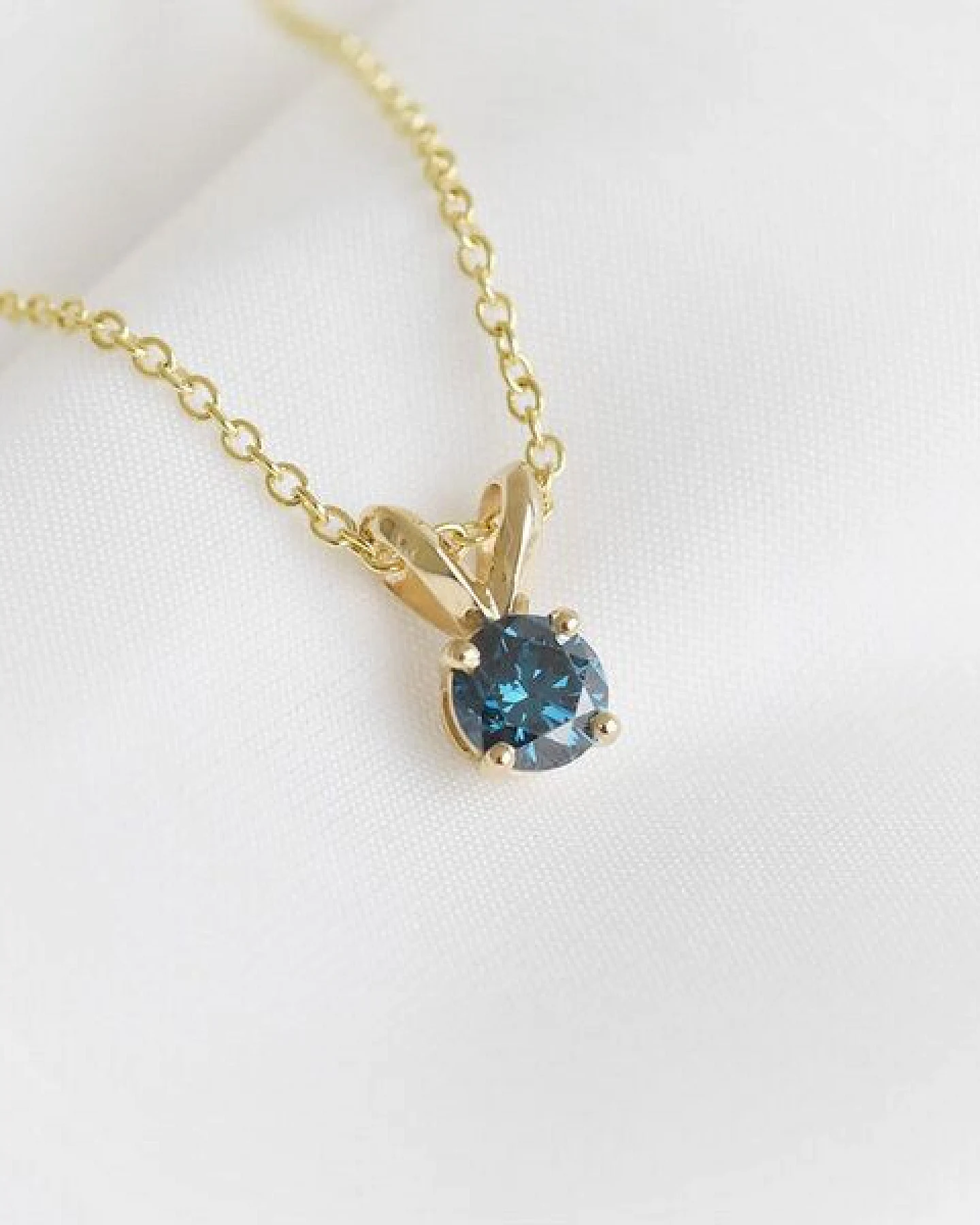 Eppi Blauer Diamant in goldener Halskette Lalom – Ansicht 2