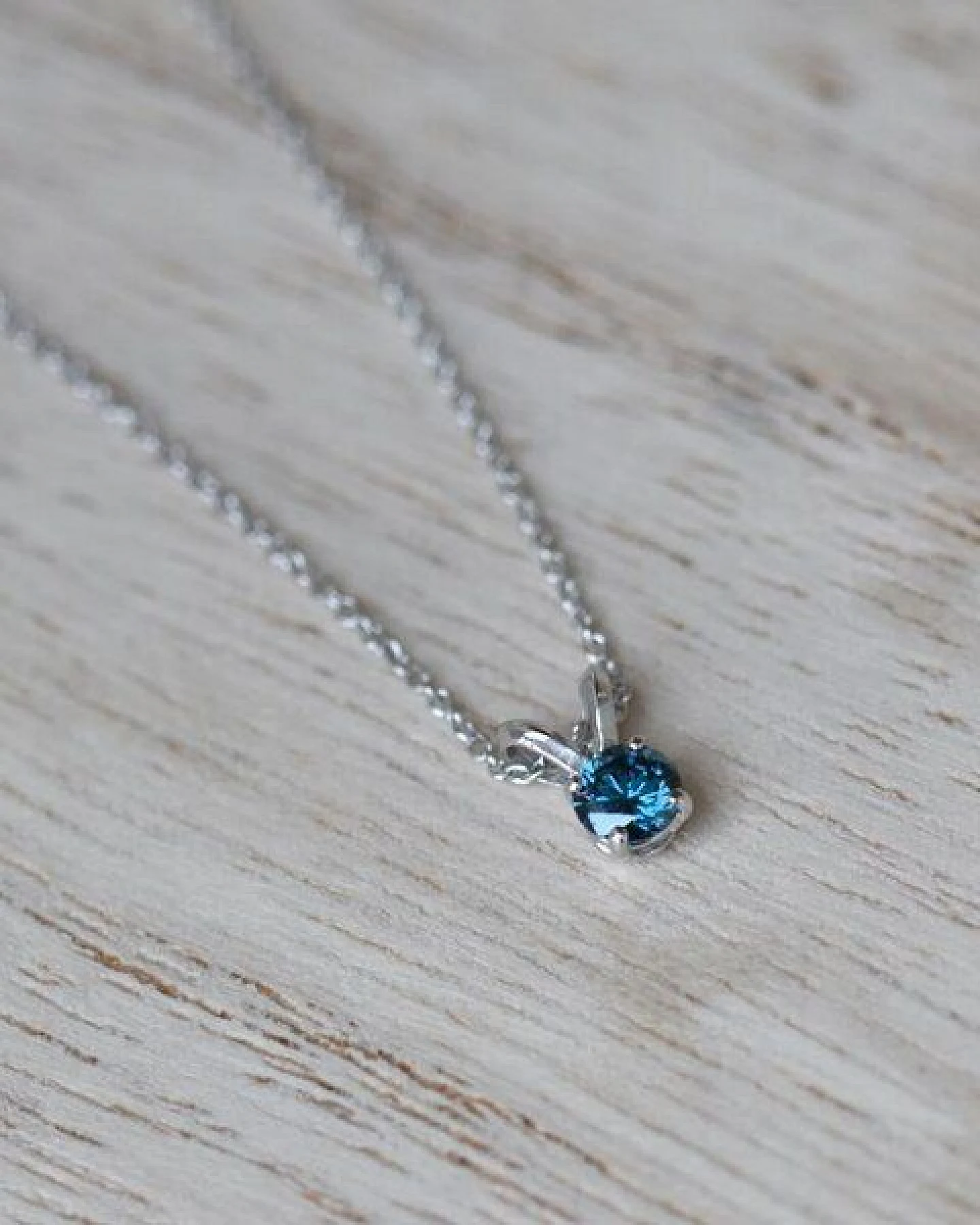 Eppi Blauer Diamant in goldener Halskette Lalom – Ansicht 3