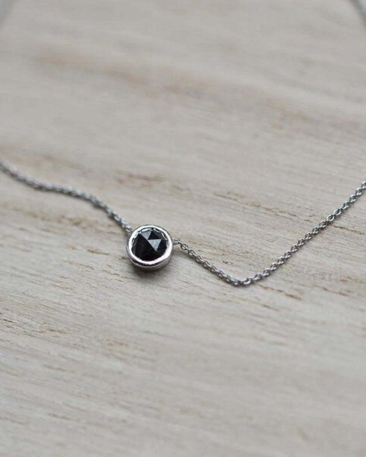 Eppi Goldene Halskette Bezel mit Salz-und-Pfeffer-Diamanten Terun – Ansicht 2