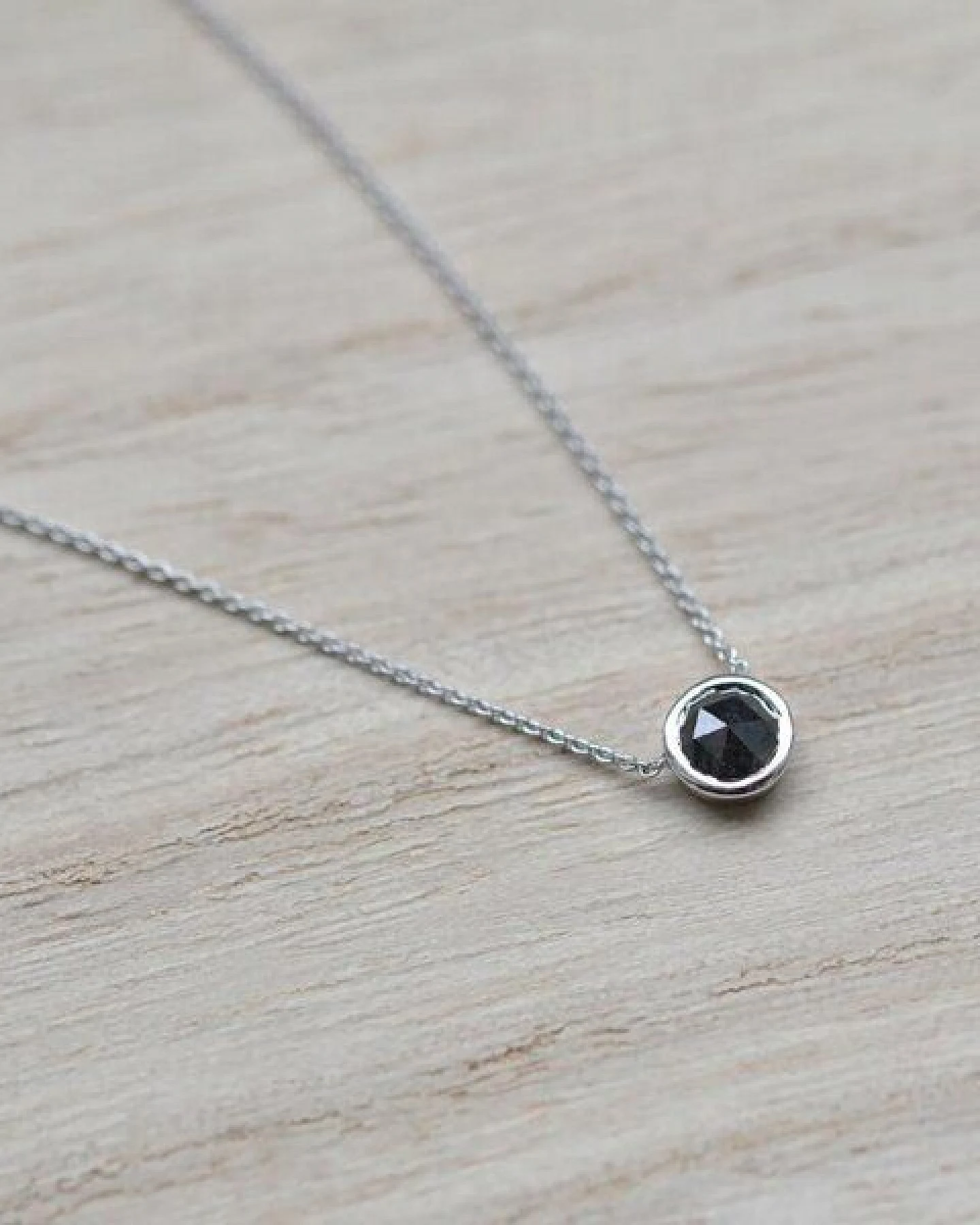 Eppi Goldene Halskette Bezel mit Salz-und-Pfeffer-Diamanten Terun – Ansicht 3