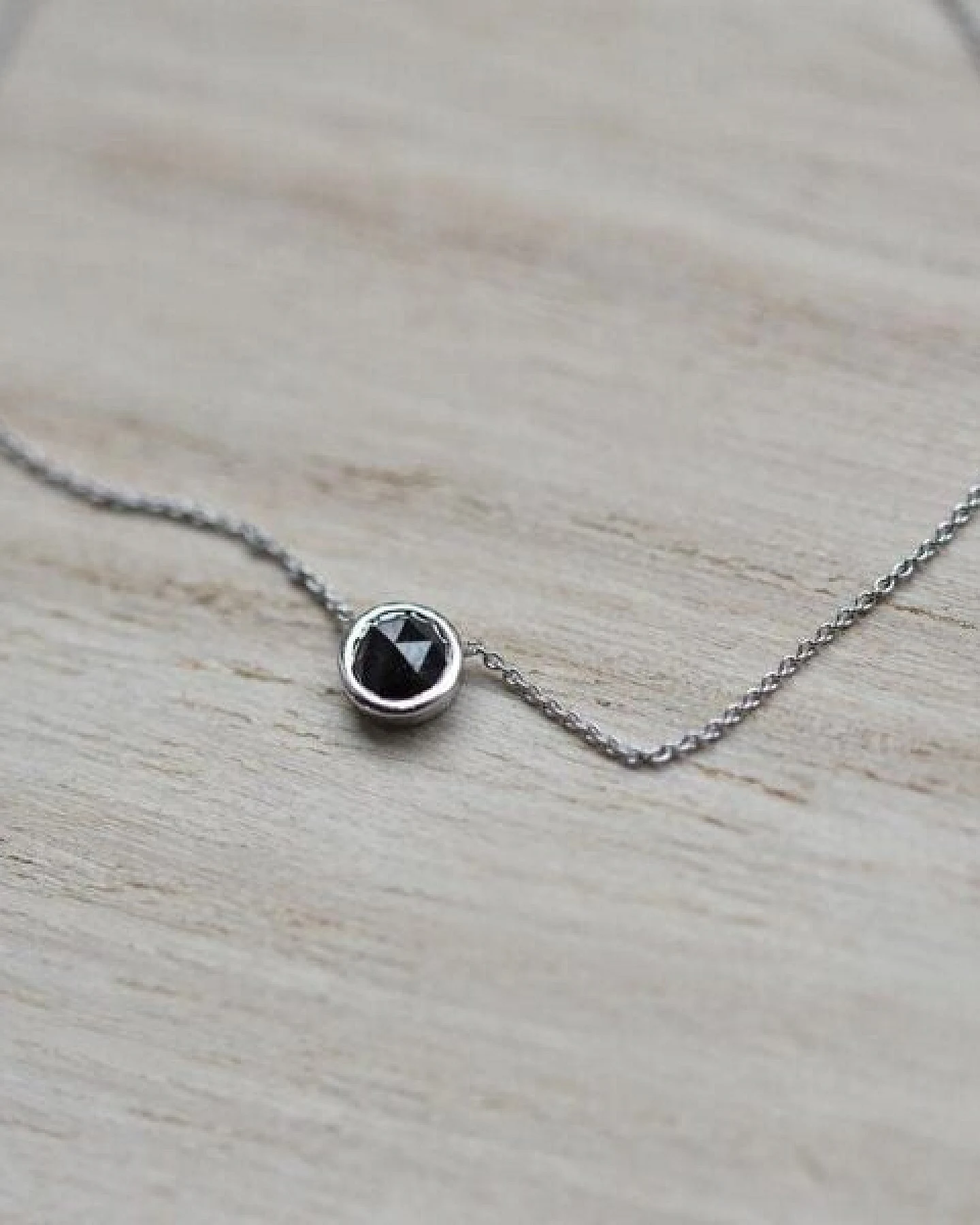 Eppi Goldene Halskette Bezel mit Salz-und-Pfeffer-Diamanten Terun – Ansicht 2